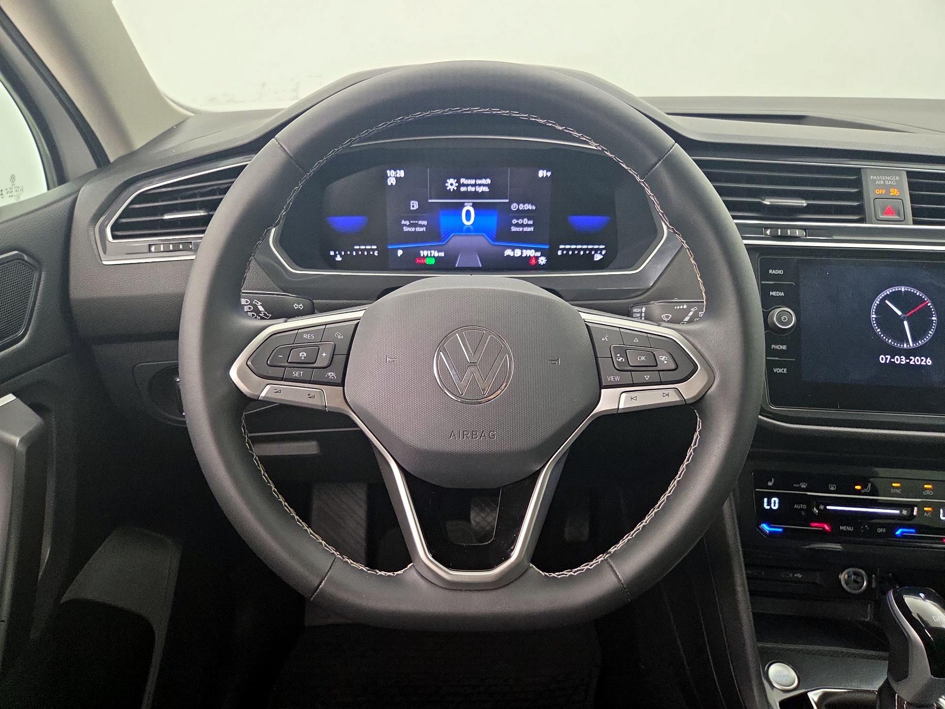 Thumbnail: 2023 Volkswagen Tiguan - 10