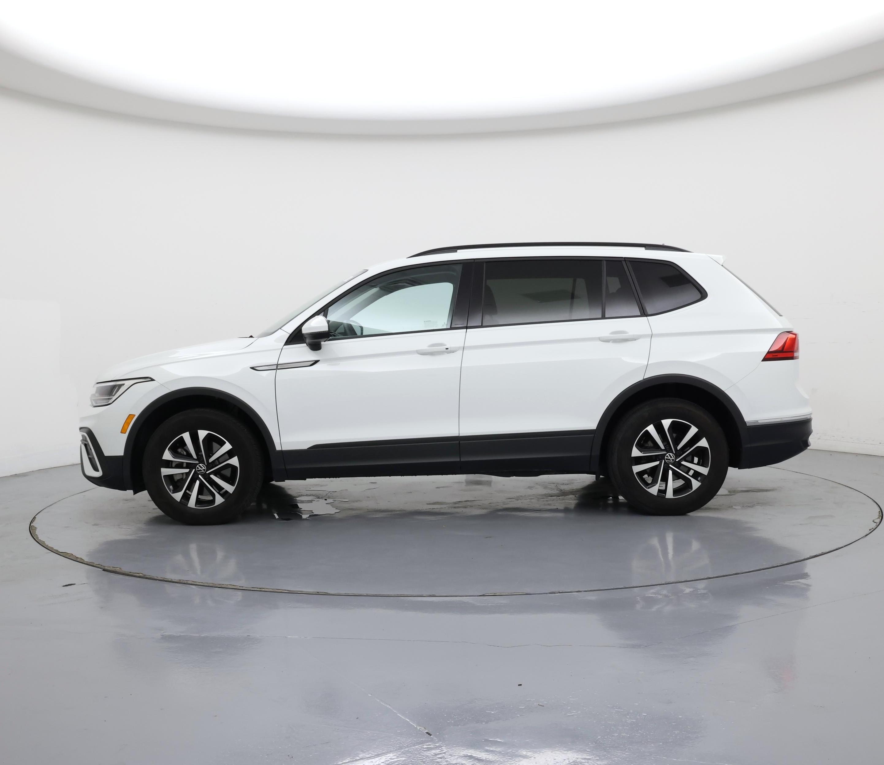 Thumbnail: 2023 Volkswagen Tiguan - 3