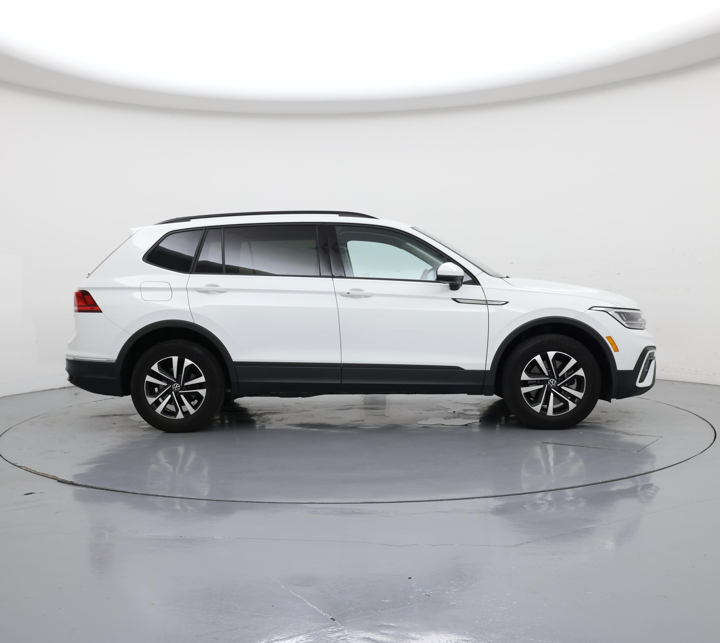 Thumbnail: 2023 Volkswagen Tiguan - 7