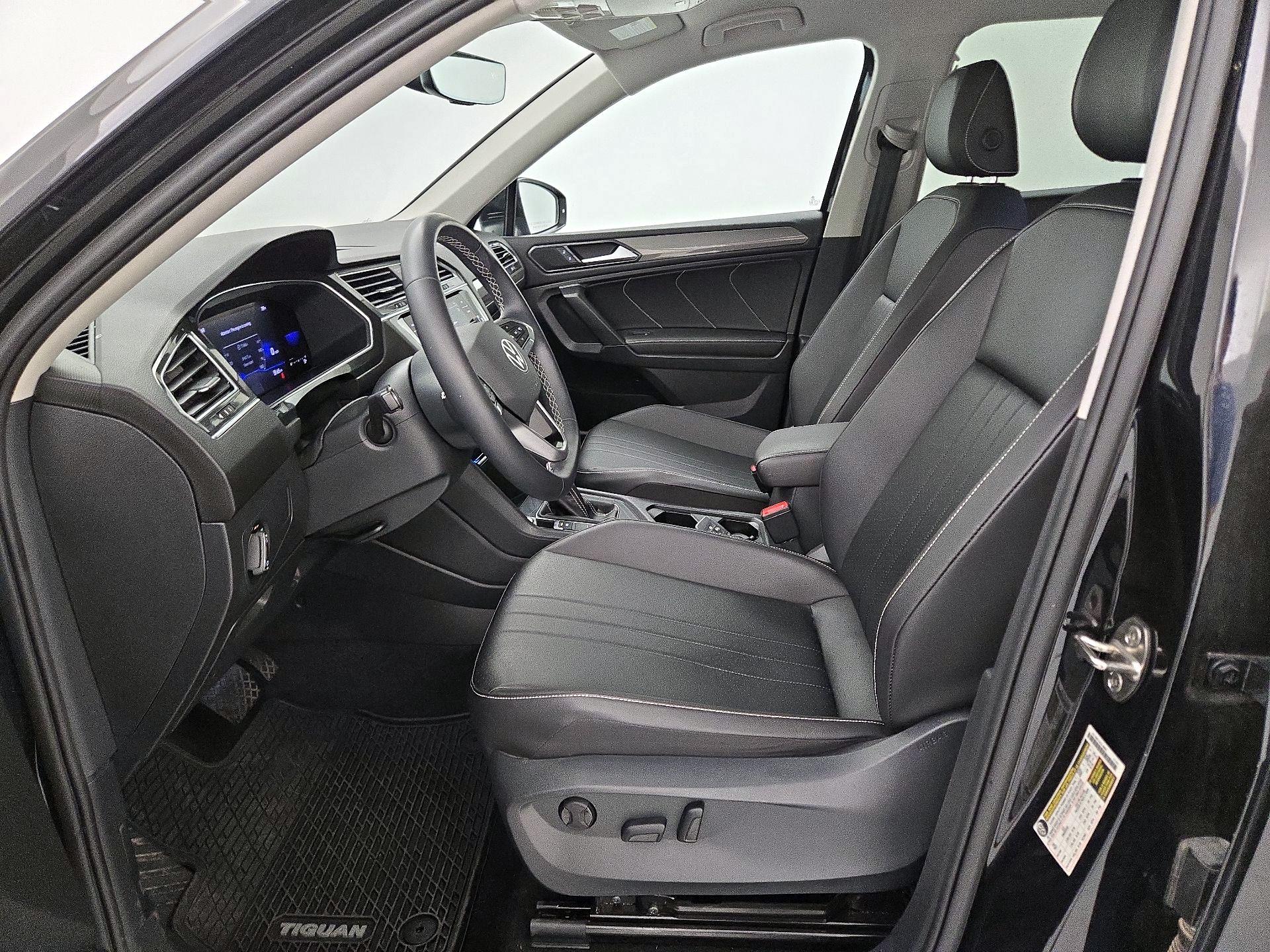 Thumbnail: 2022 Volkswagen Tiguan - 11