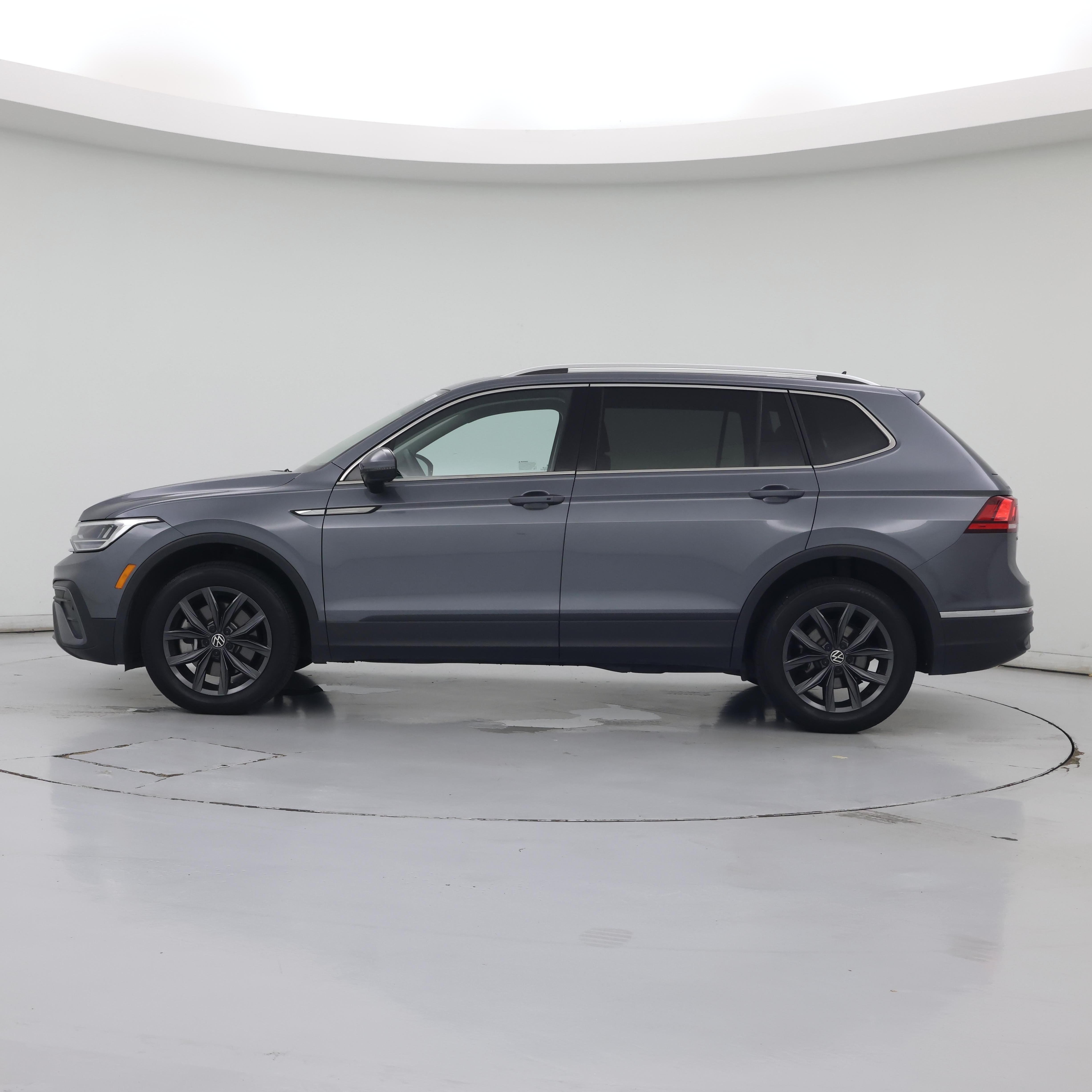 Thumbnail: 2023 Volkswagen Tiguan - 3