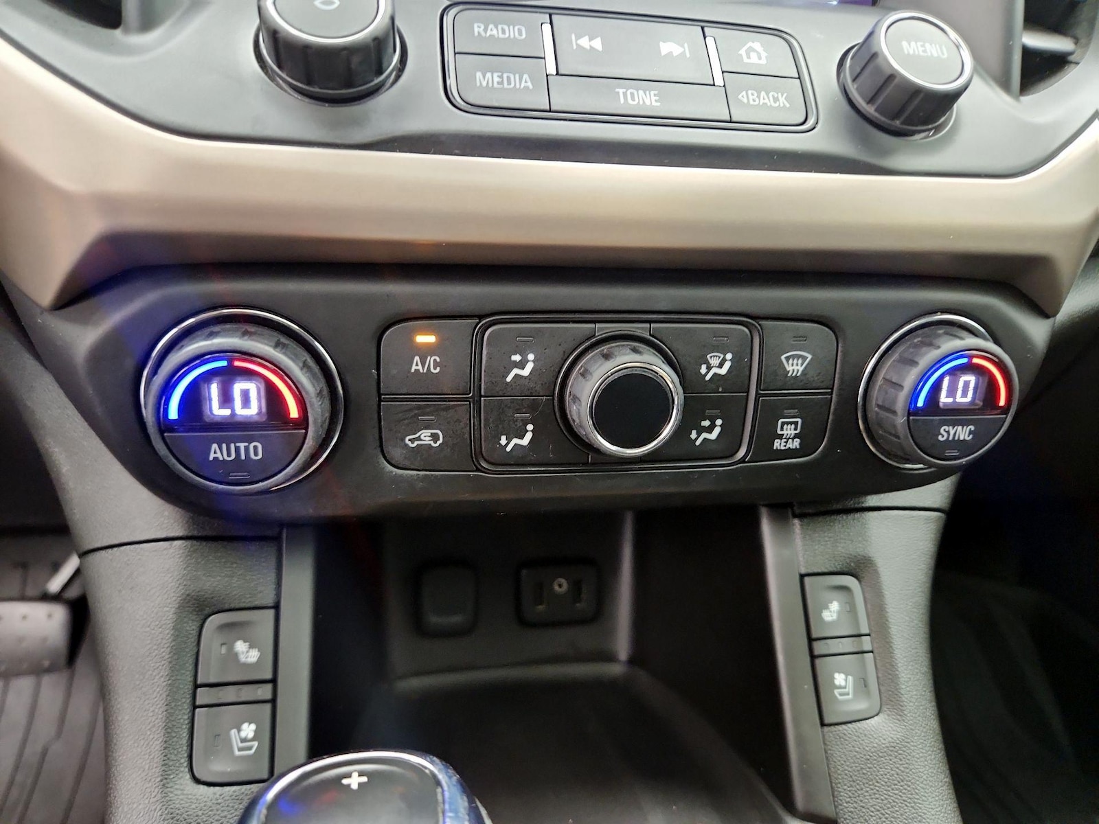 2017 GMC Acadia Denali - Photo 17
