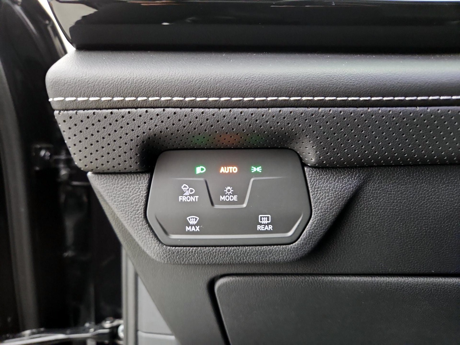 2024 Volkswagen Atlas Cross Sport SE w/Tech - Photo 14