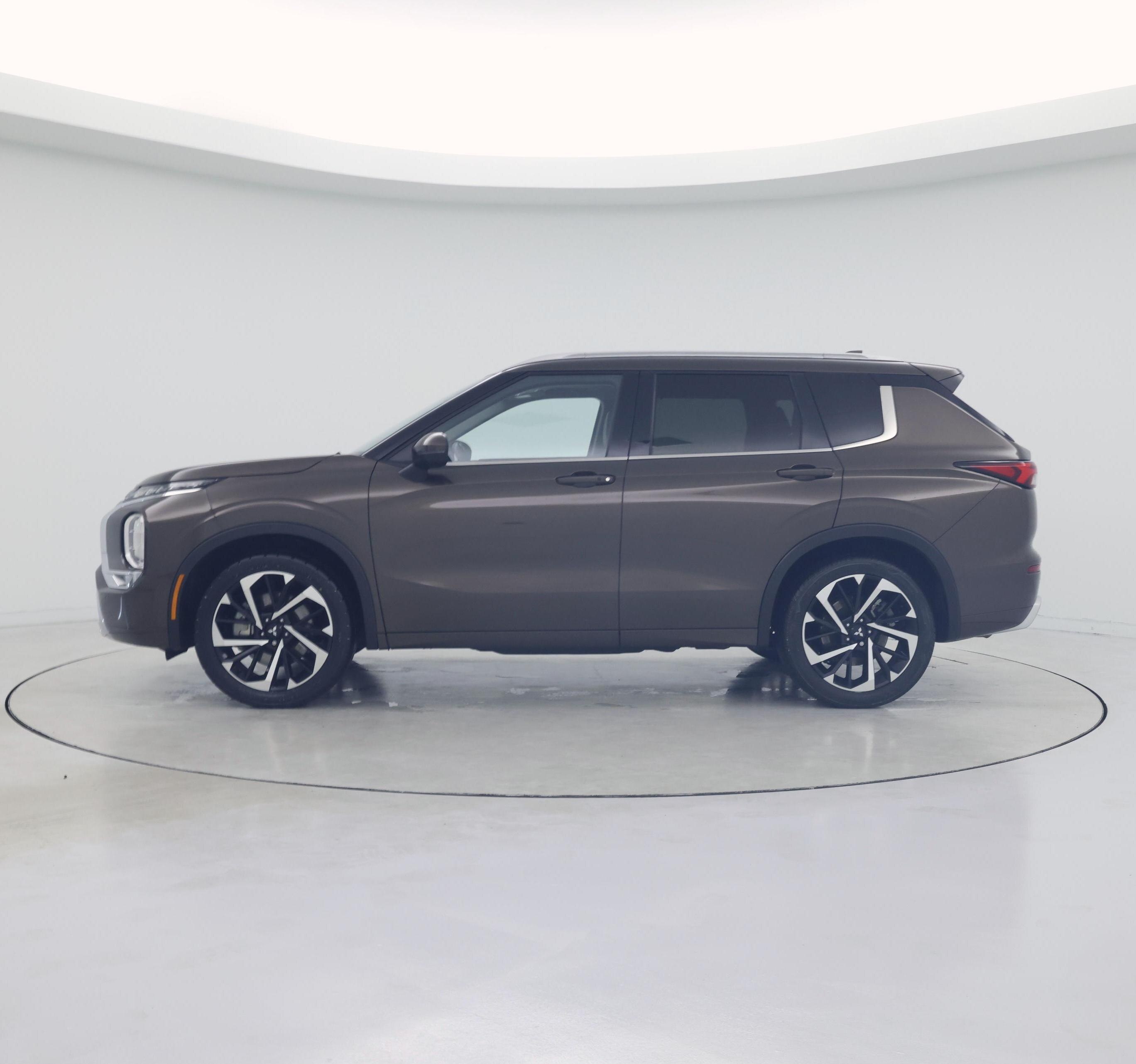 Thumbnail: 2024 Mitsubishi Outlander - 3
