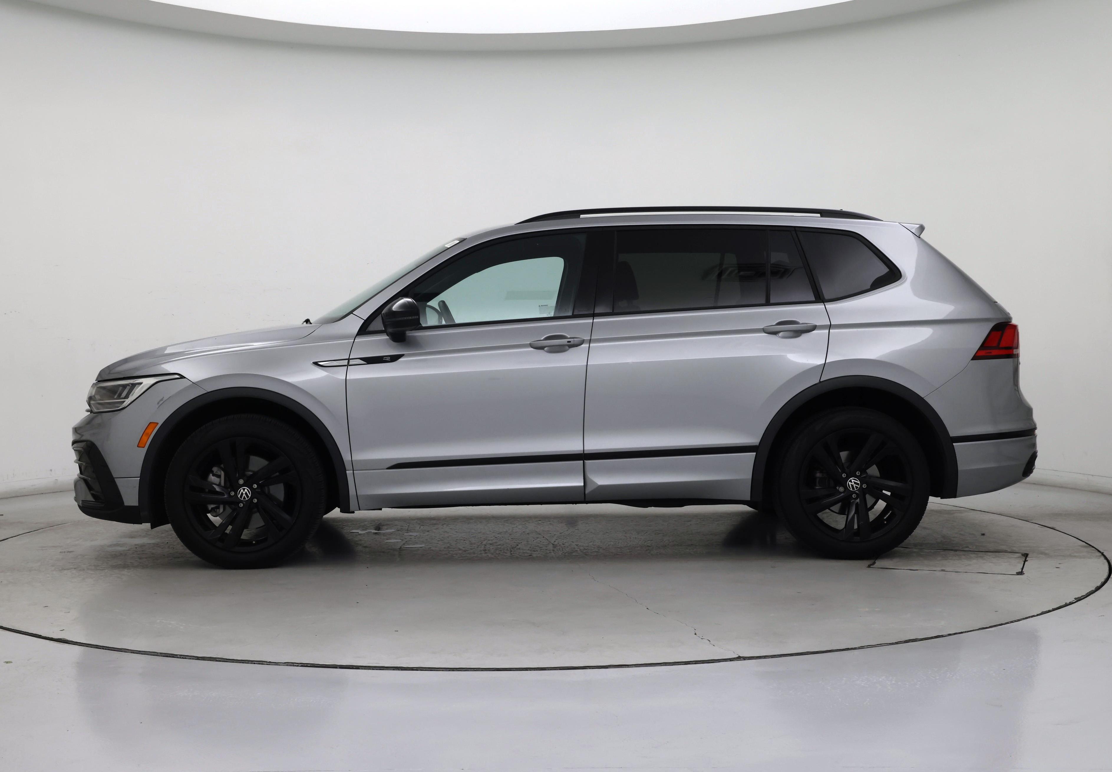 Thumbnail: 2023 Volkswagen Tiguan - 3