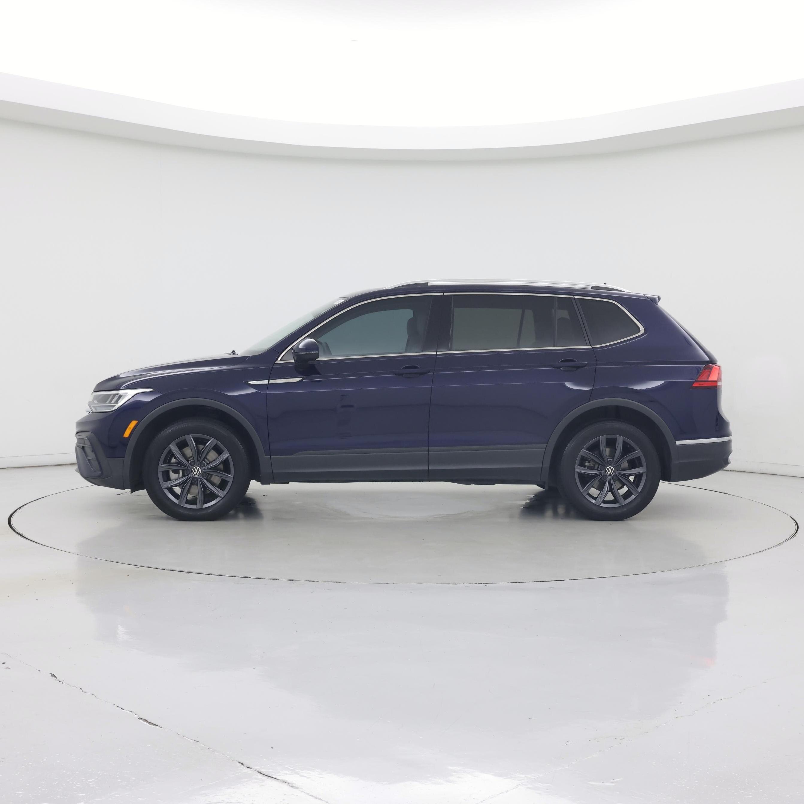 Thumbnail: 2023 Volkswagen Tiguan - 3