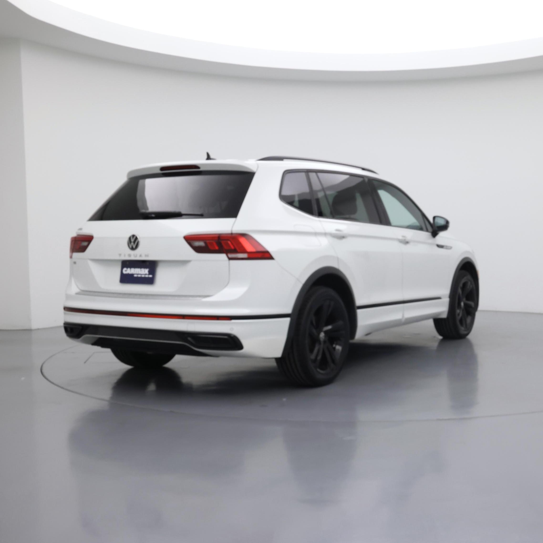 Thumbnail: 2023 Volkswagen Tiguan - 8