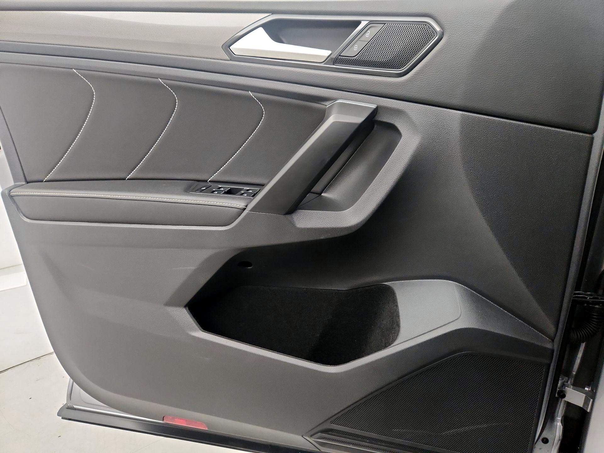 Thumbnail: 2023 Volkswagen Tiguan - 12