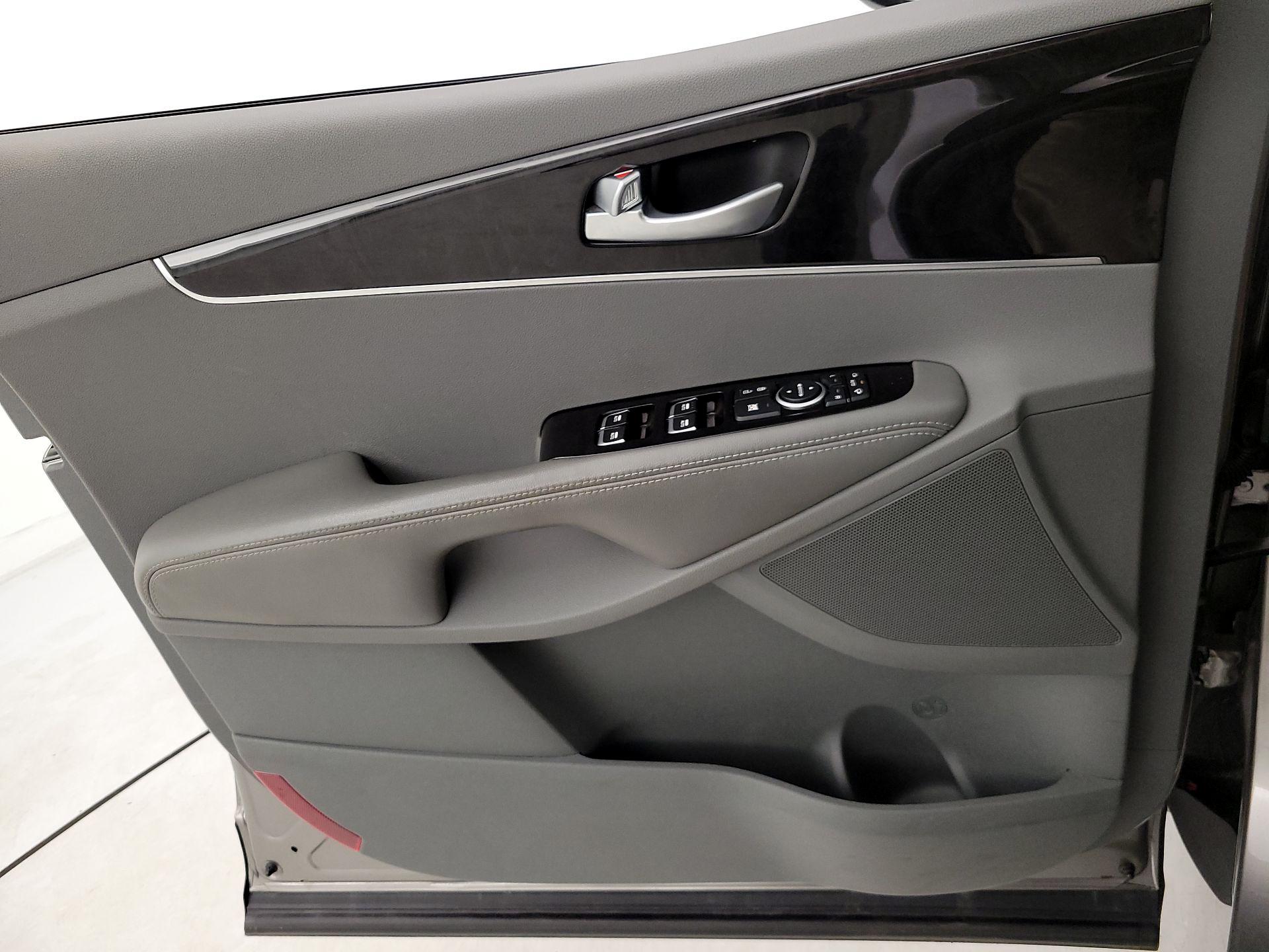 Thumbnail: 2016 Kia Sorento - 12