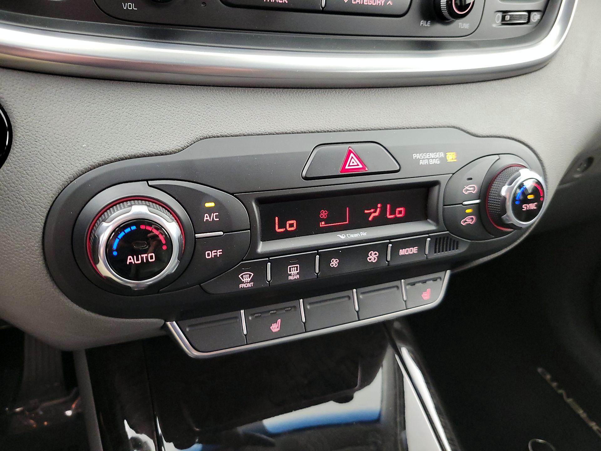Thumbnail: 2016 Kia Sorento - 16