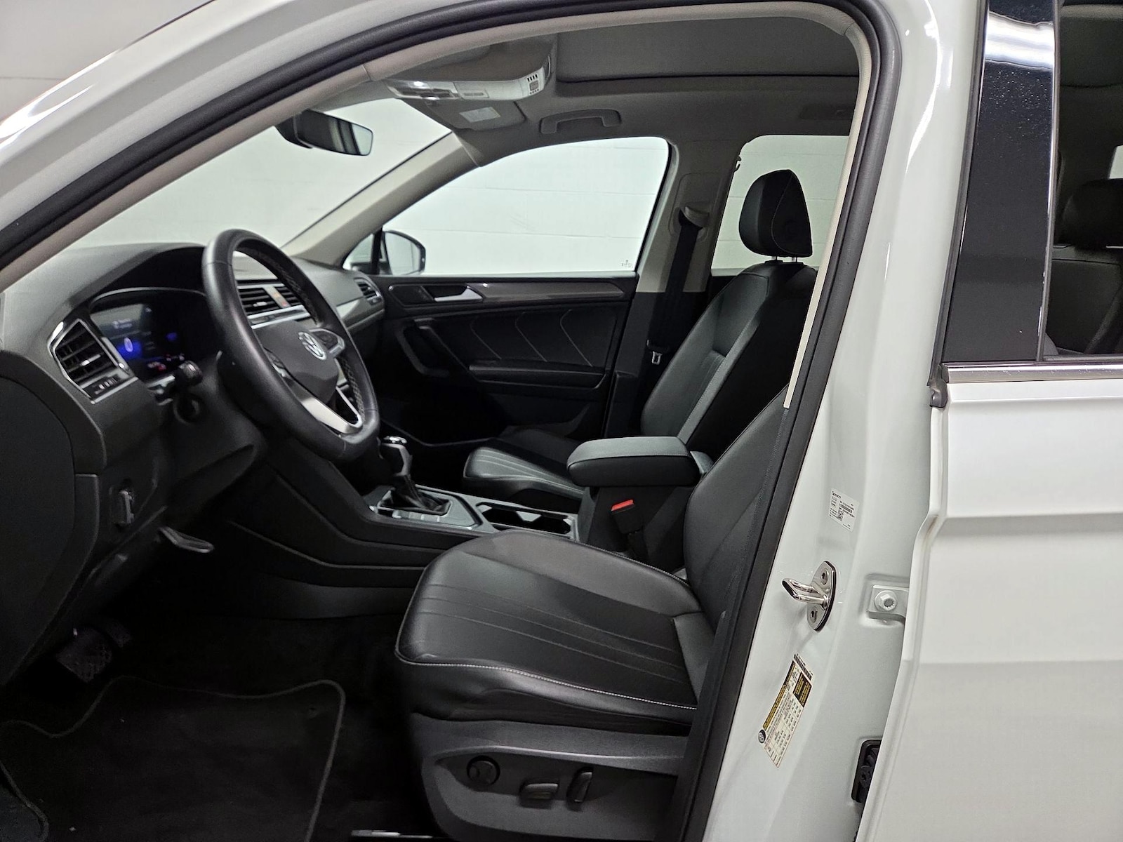 2023 Volkswagen Tiguan SE - Photo 12