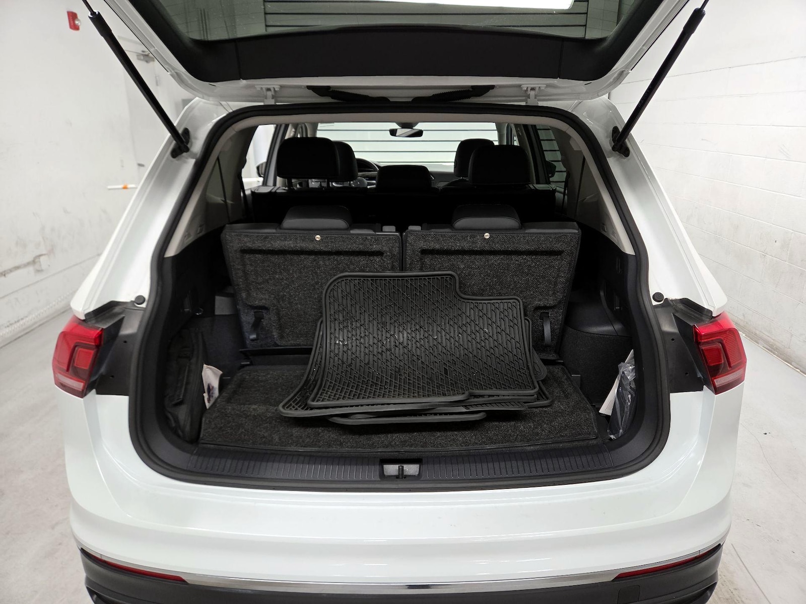 2023 Volkswagen Tiguan SE - Photo 19
