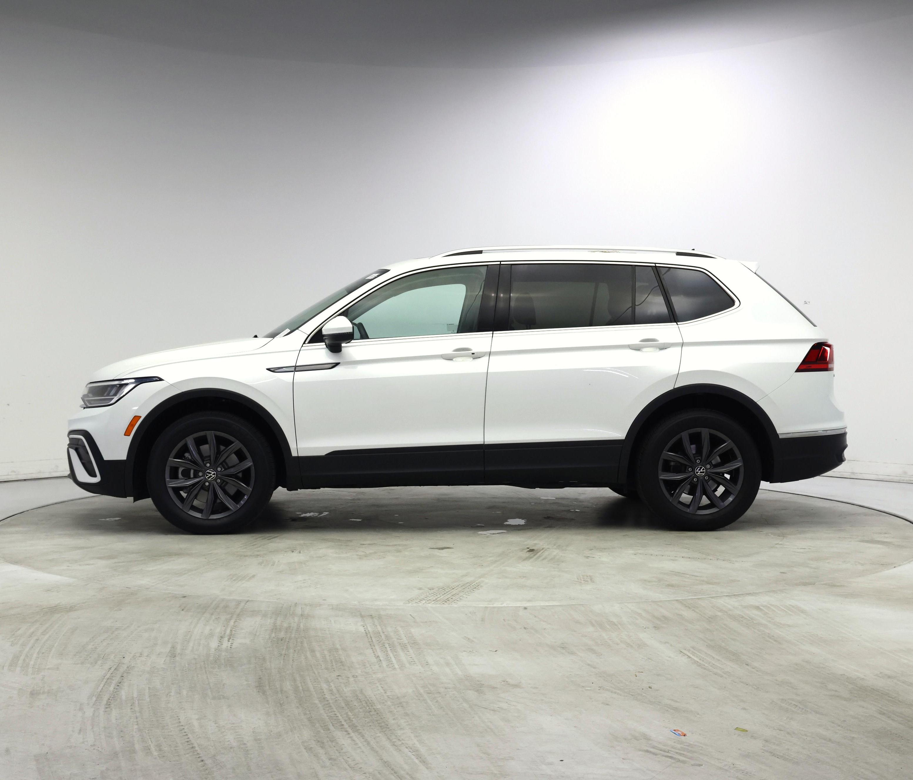 Thumbnail: 2023 Volkswagen Tiguan - 3
