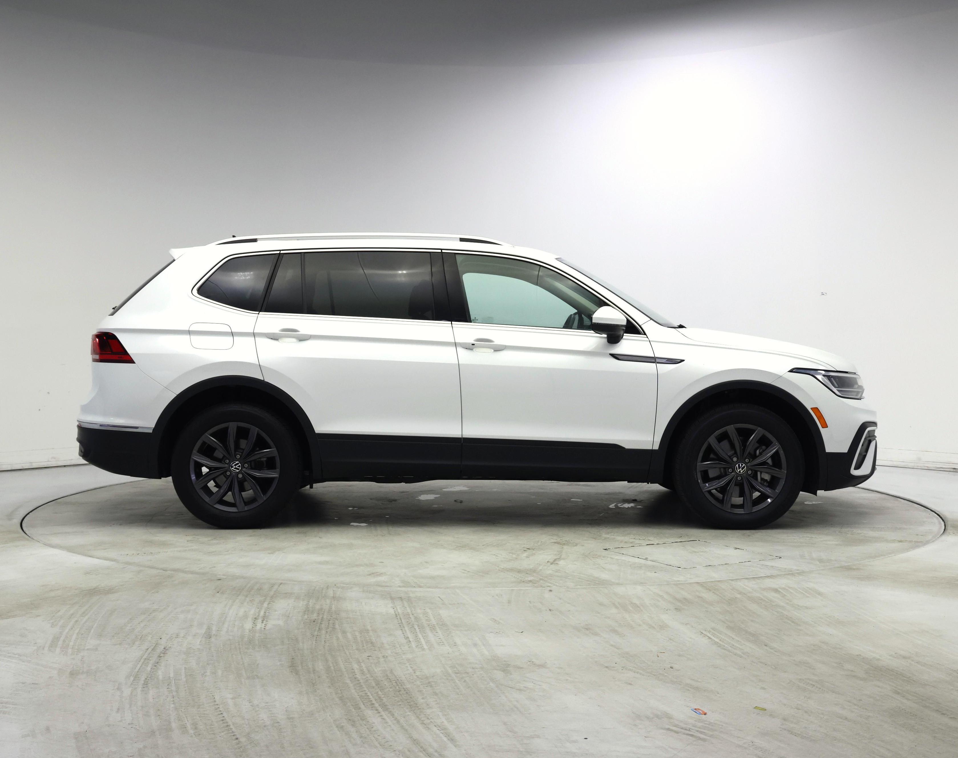 Thumbnail: 2023 Volkswagen Tiguan - 7