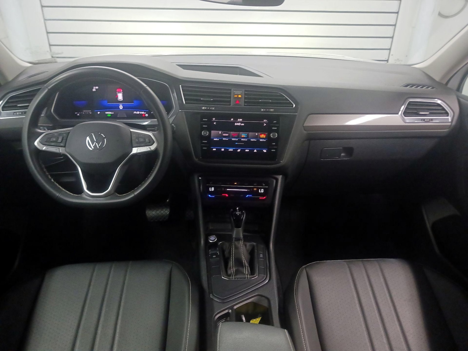 2023 Volkswagen Tiguan SE - Photo 10
