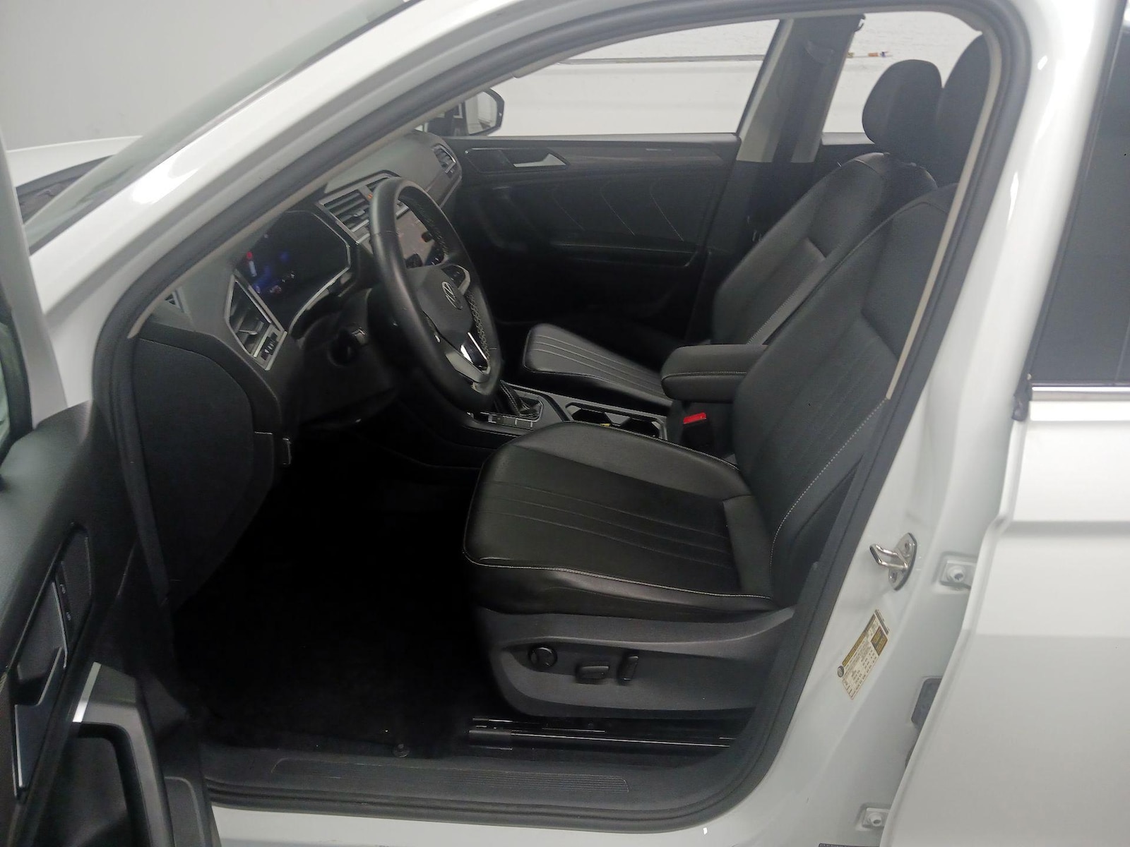 2023 Volkswagen Tiguan SE - Photo 12