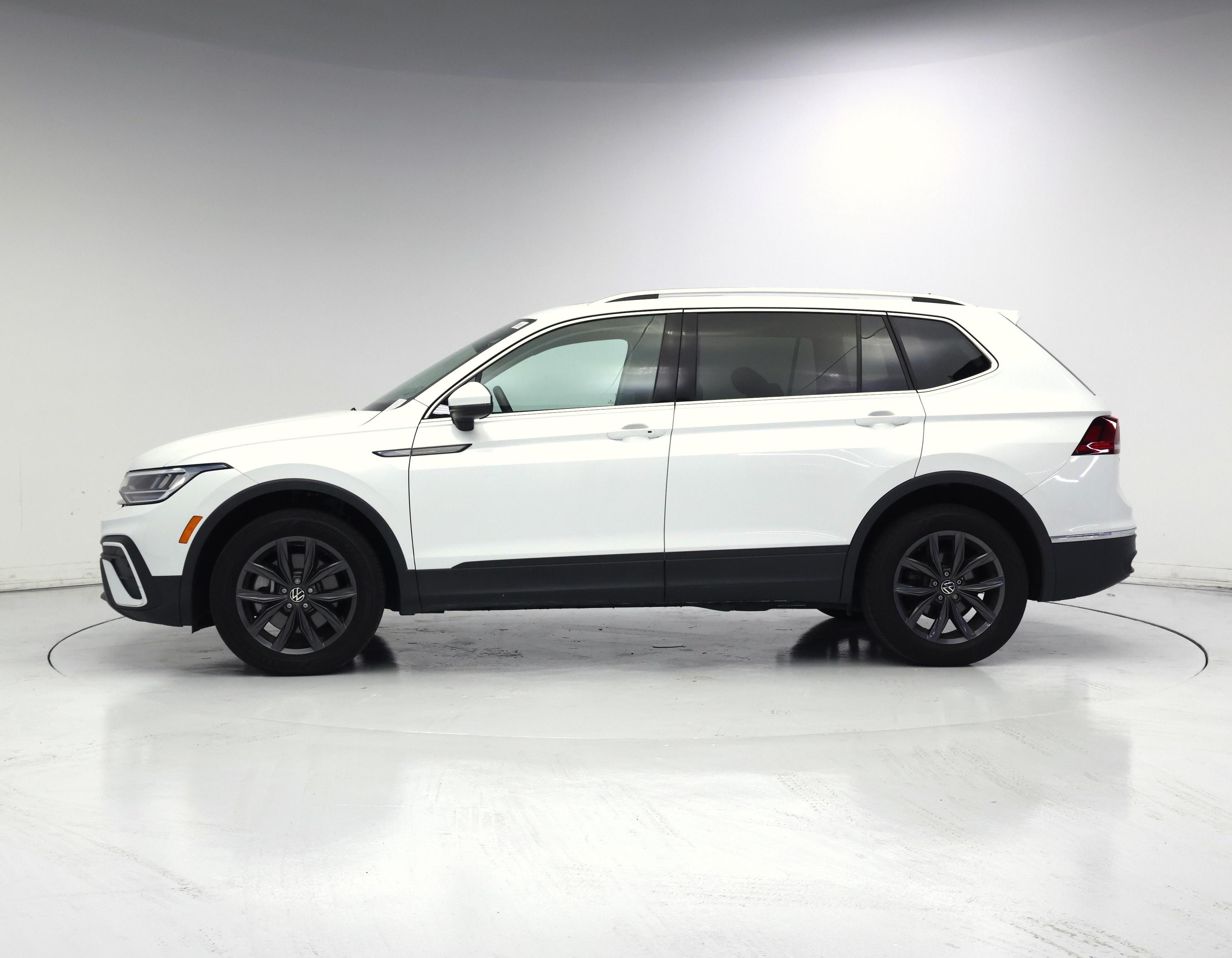 Thumbnail: 2023 Volkswagen Tiguan - 3