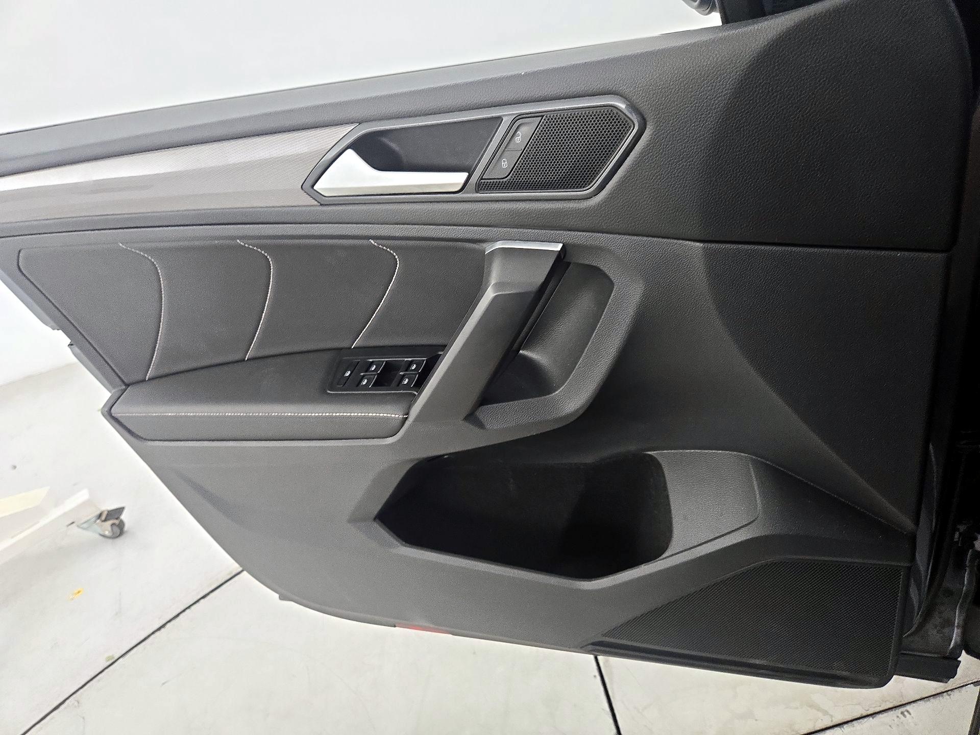 Thumbnail: 2022 Volkswagen Tiguan - 12