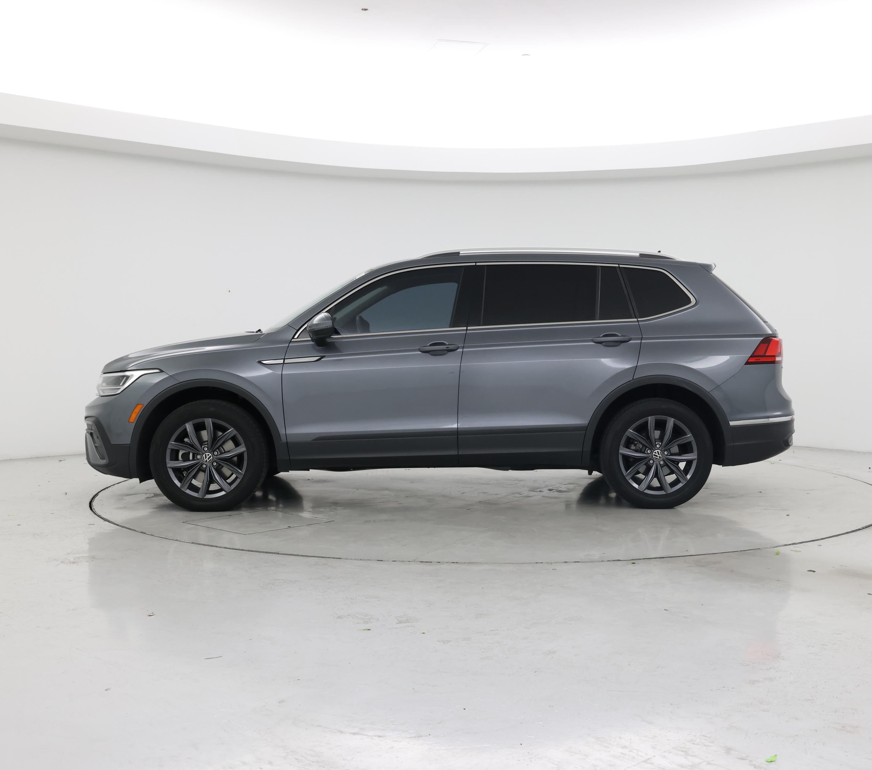 Thumbnail: 2022 Volkswagen Tiguan - 3