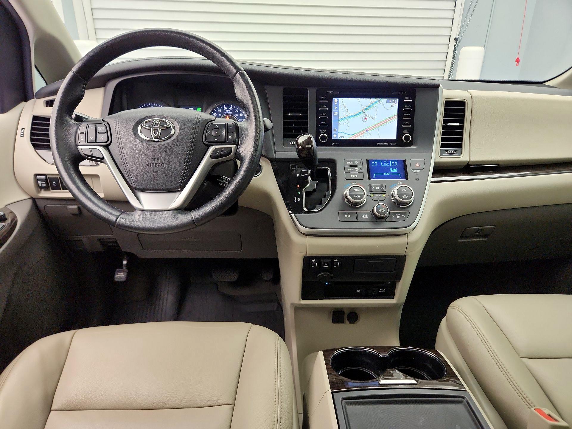 Thumbnail: 2020 Toyota Sienna - 9