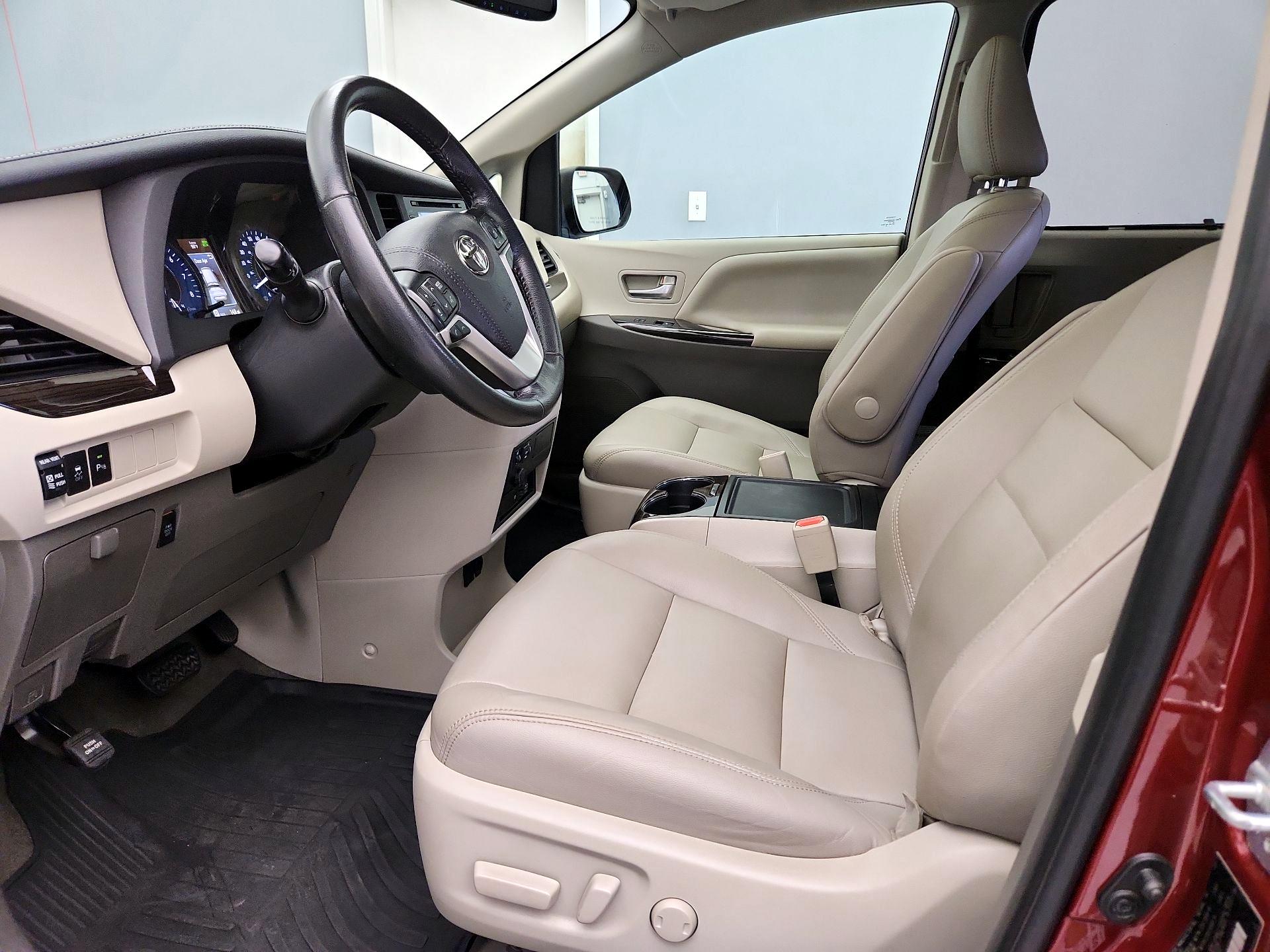 Thumbnail: 2020 Toyota Sienna - 11