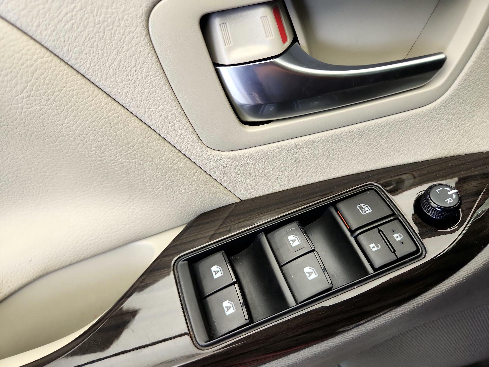 Thumbnail: 2020 Toyota Sienna - 12