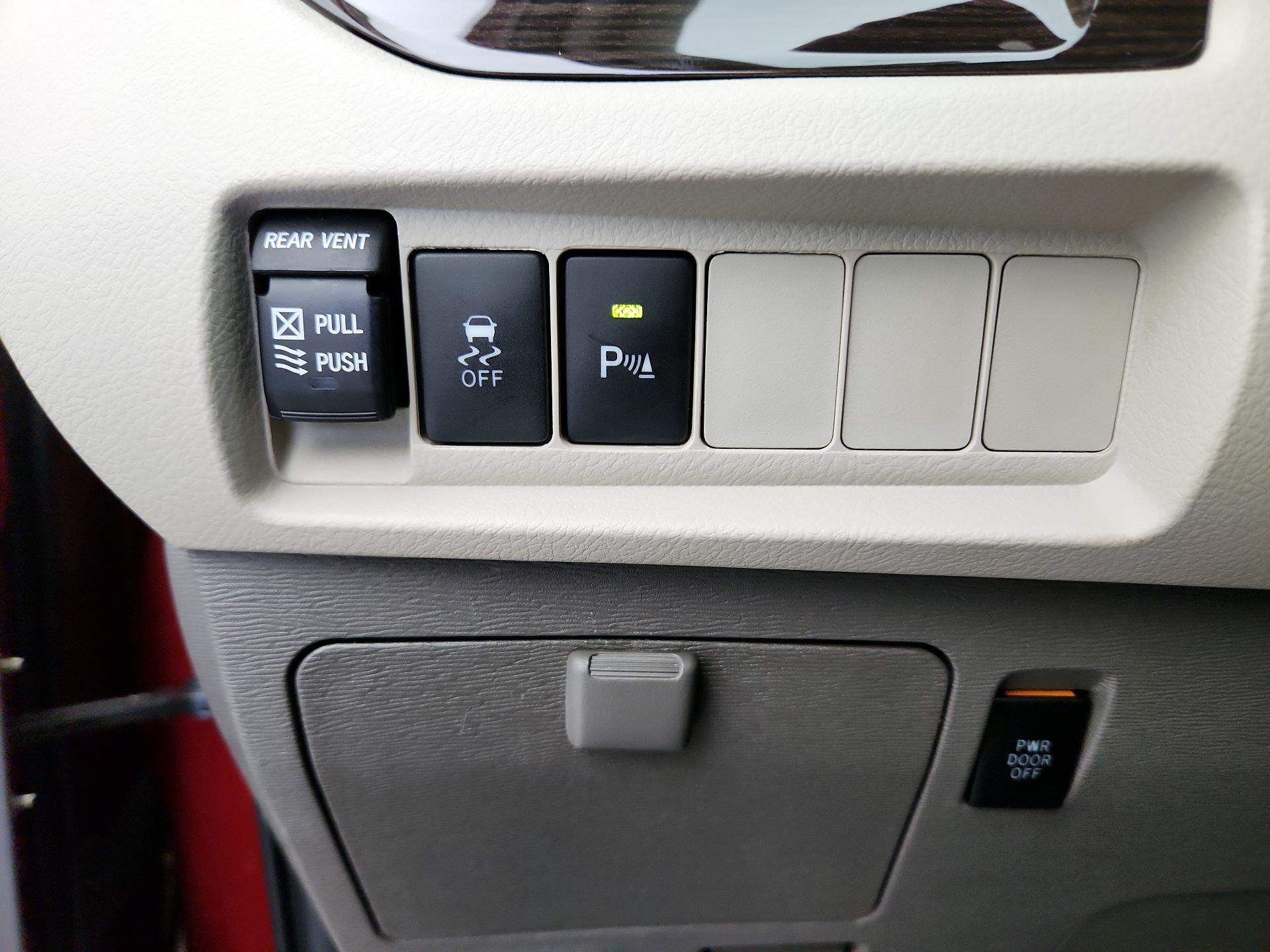 Thumbnail: 2020 Toyota Sienna - 13