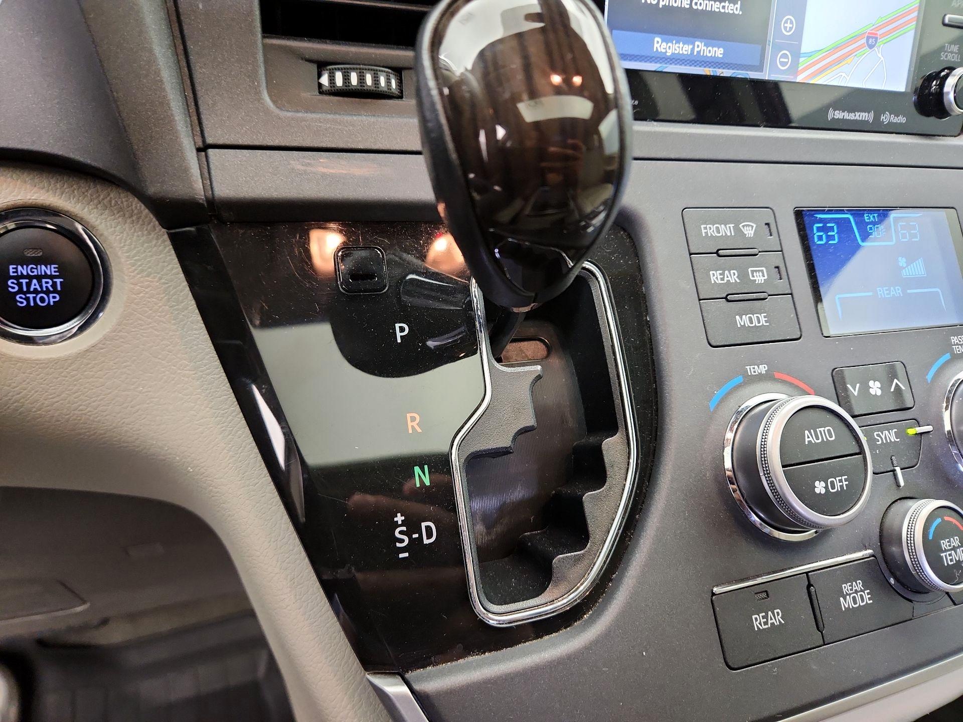 Thumbnail: 2020 Toyota Sienna - 18