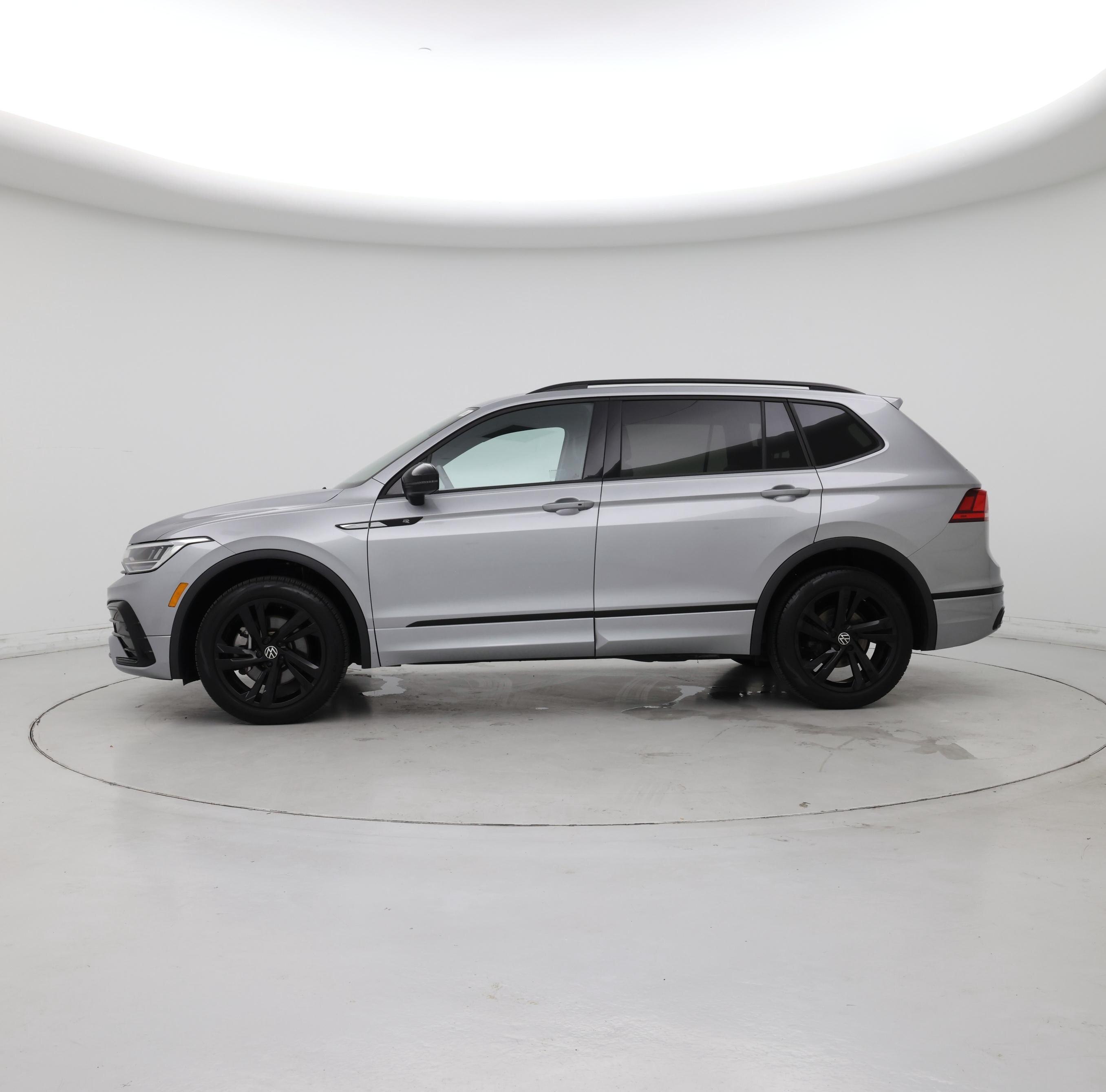 Thumbnail: 2023 Volkswagen Tiguan - 3