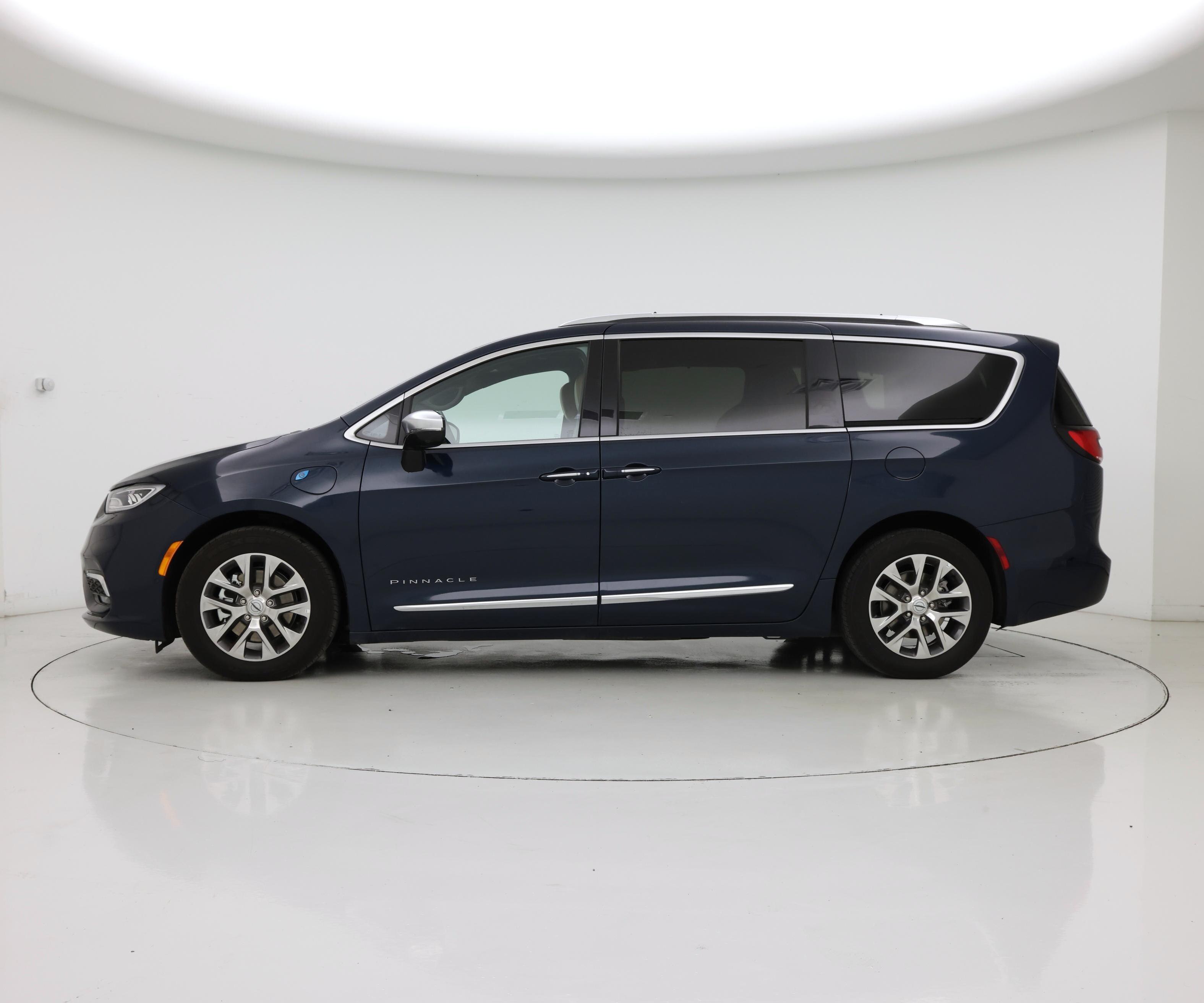 Thumbnail: 2023 Chrysler Pacifica - 3