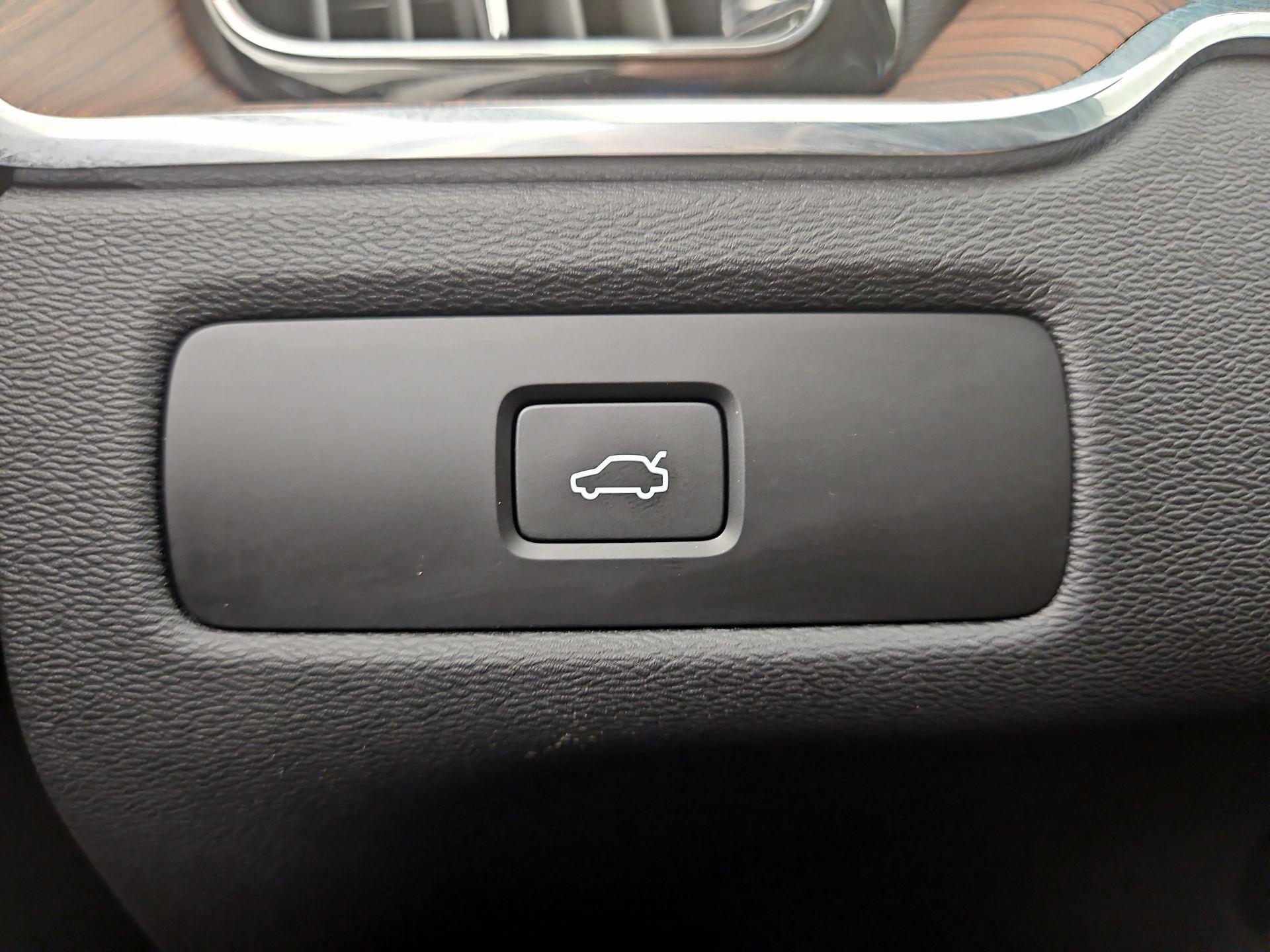 Thumbnail: 2023 Volvo XC60 - 13