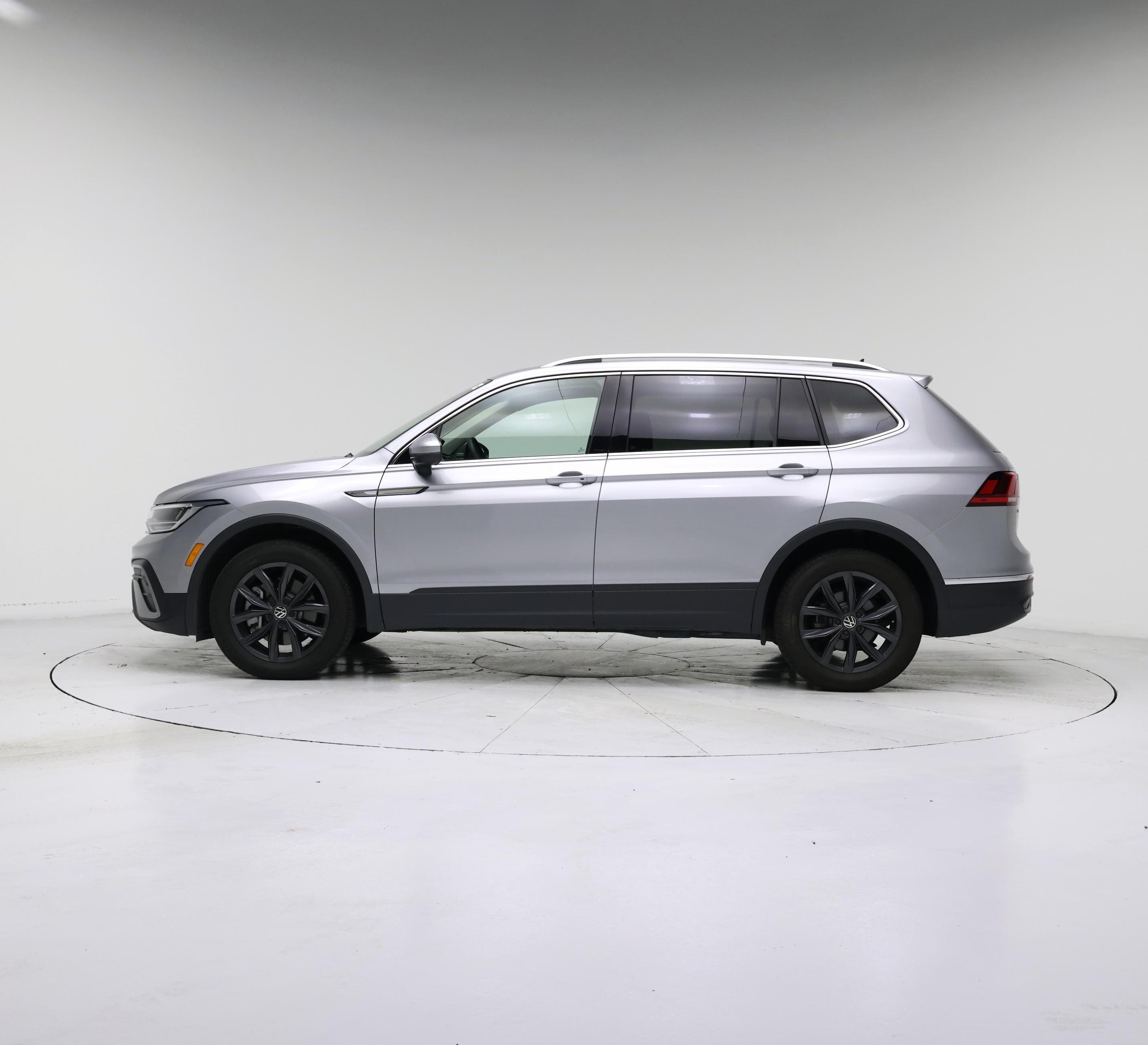Thumbnail: 2024 Volkswagen Tiguan - 3