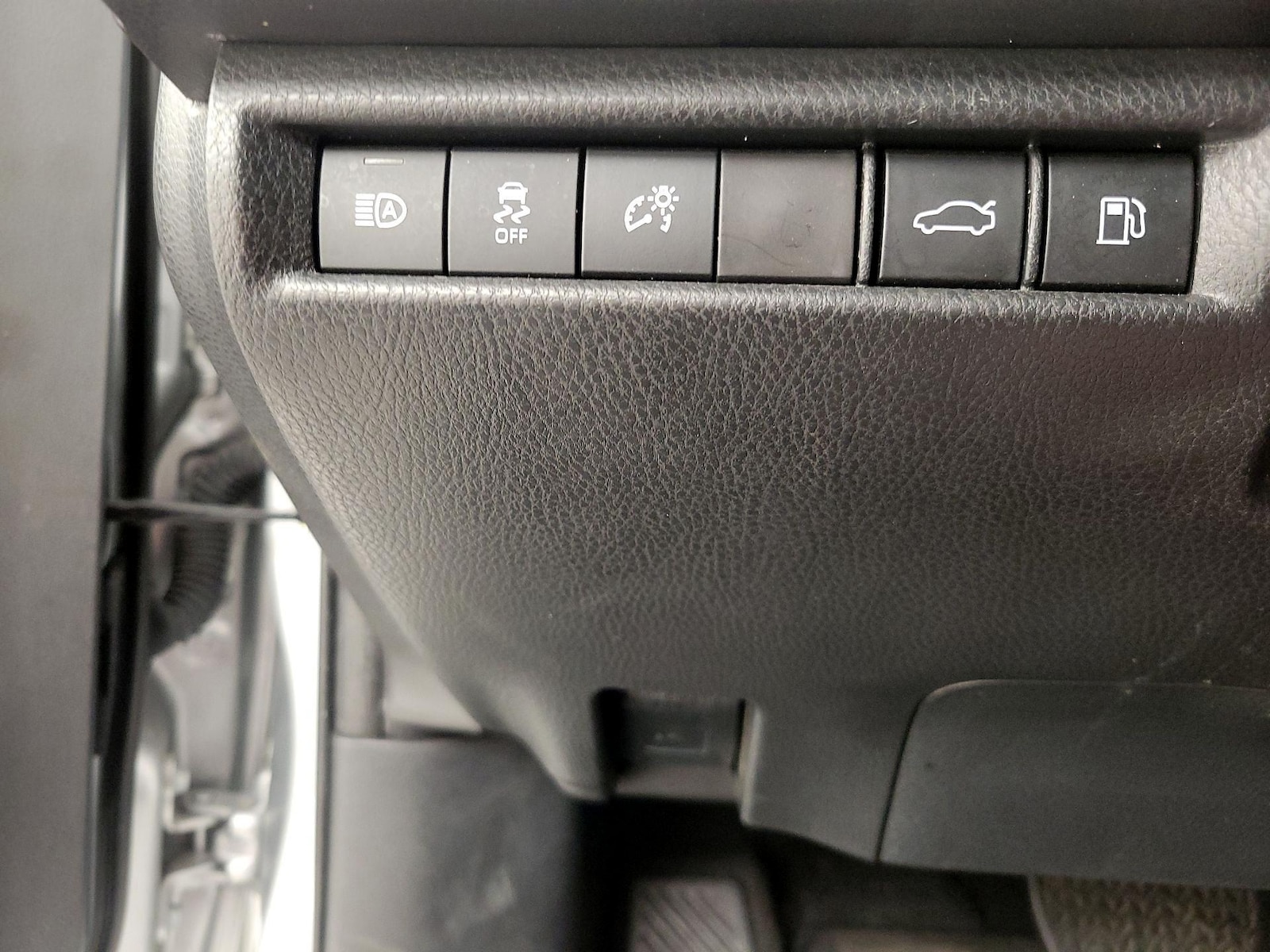 2025 Toyota Camry LE - Photo 14