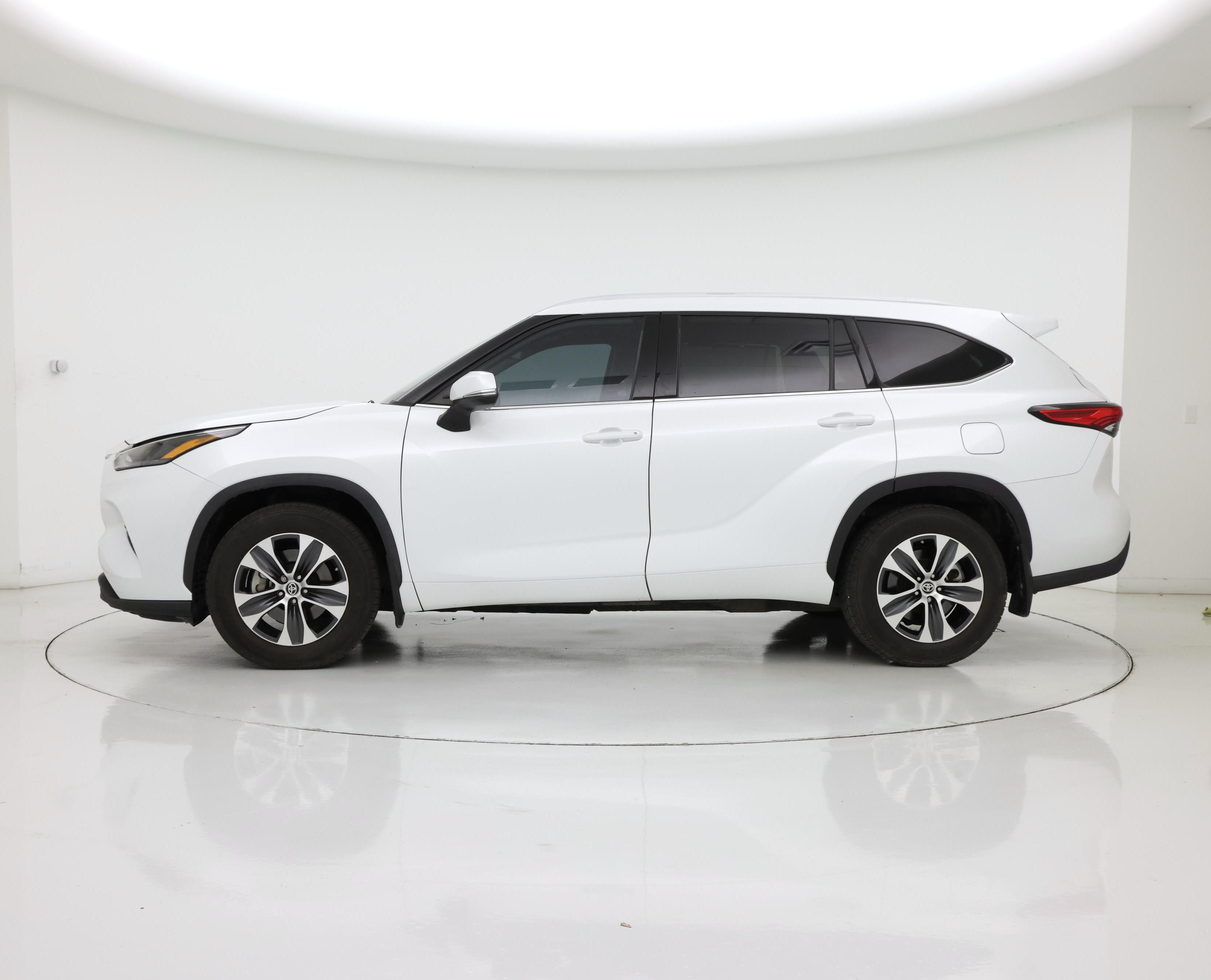 Thumbnail: 2022 Toyota Highlander - 3