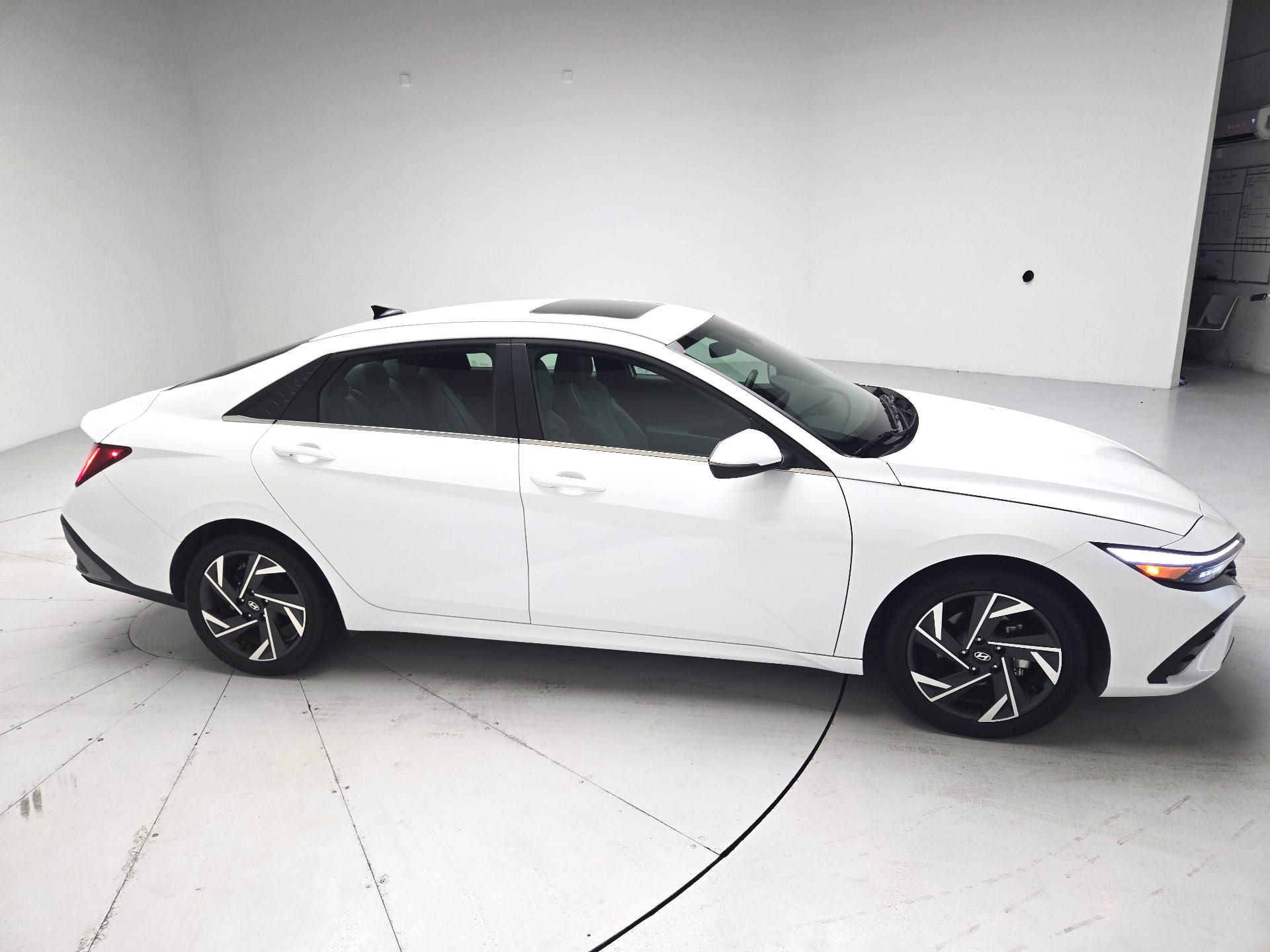 Thumbnail: 2025 Hyundai Elantra - 4