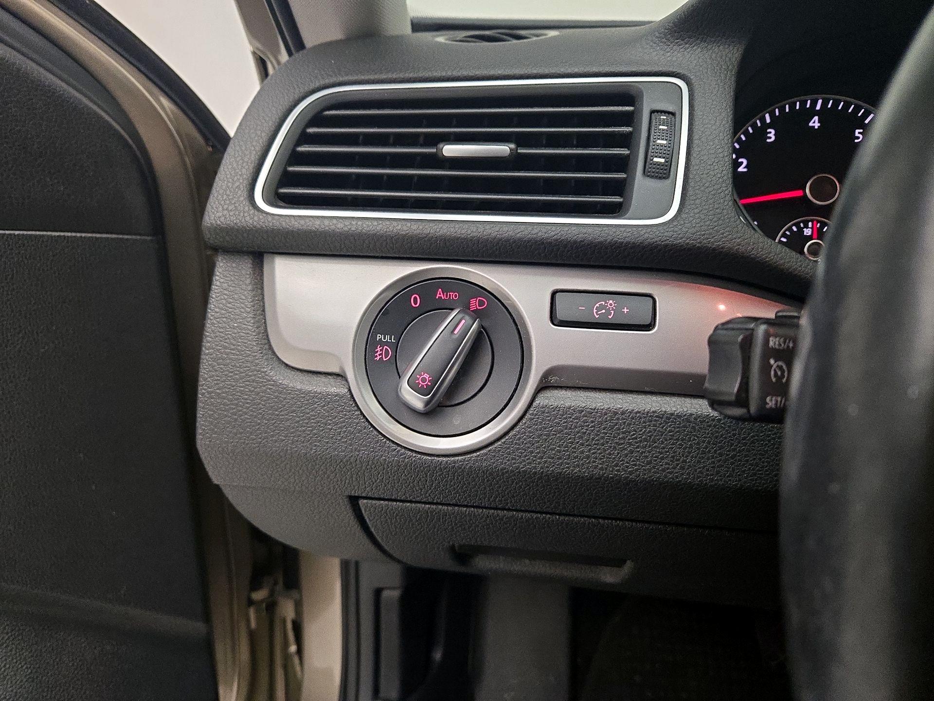 Thumbnail: 2015 Volkswagen Passat - 13