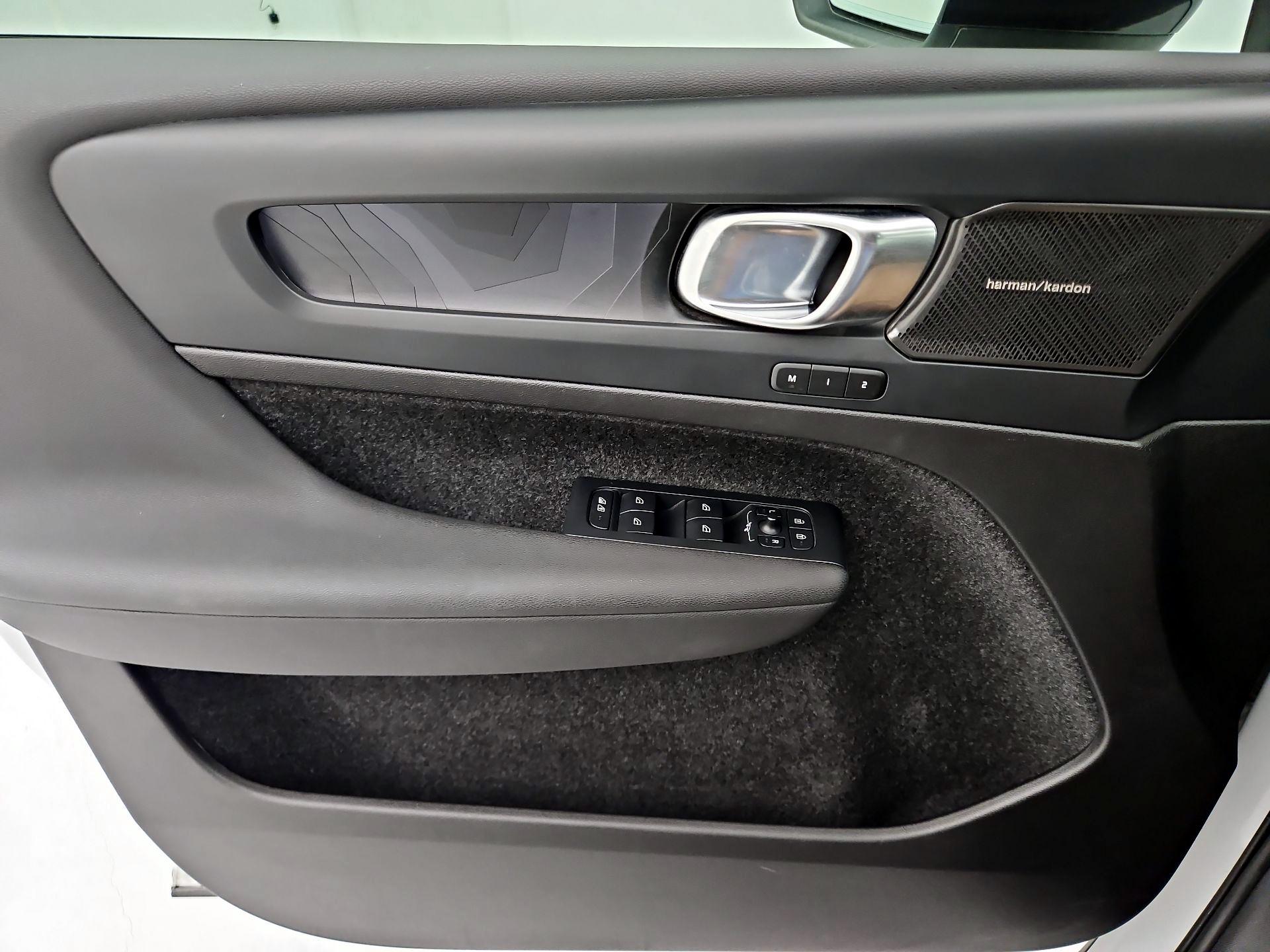 Thumbnail: 2023 Volvo XC40 - 12