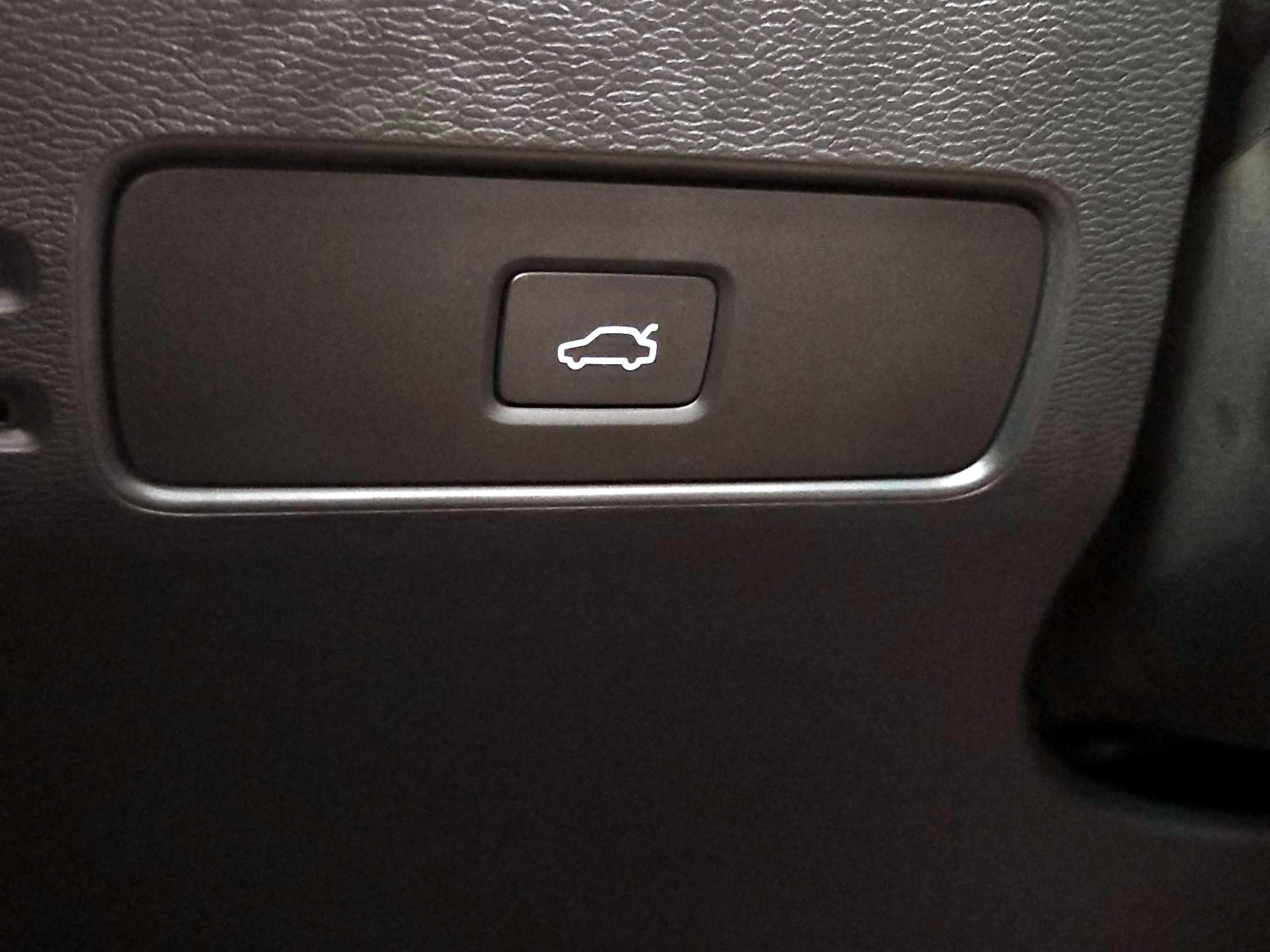 Thumbnail: 2023 Volvo XC40 - 13