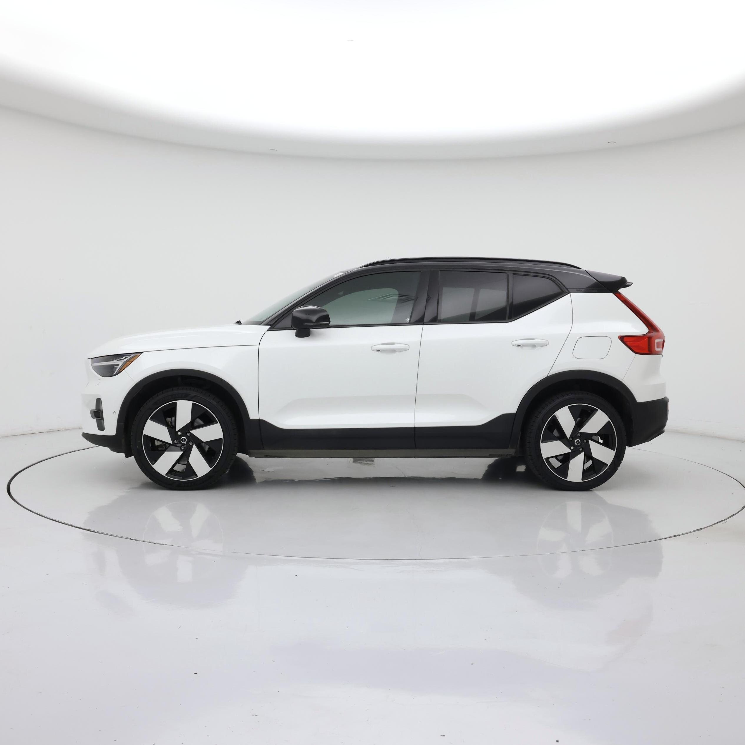 Thumbnail: 2023 Volvo XC40 - 3