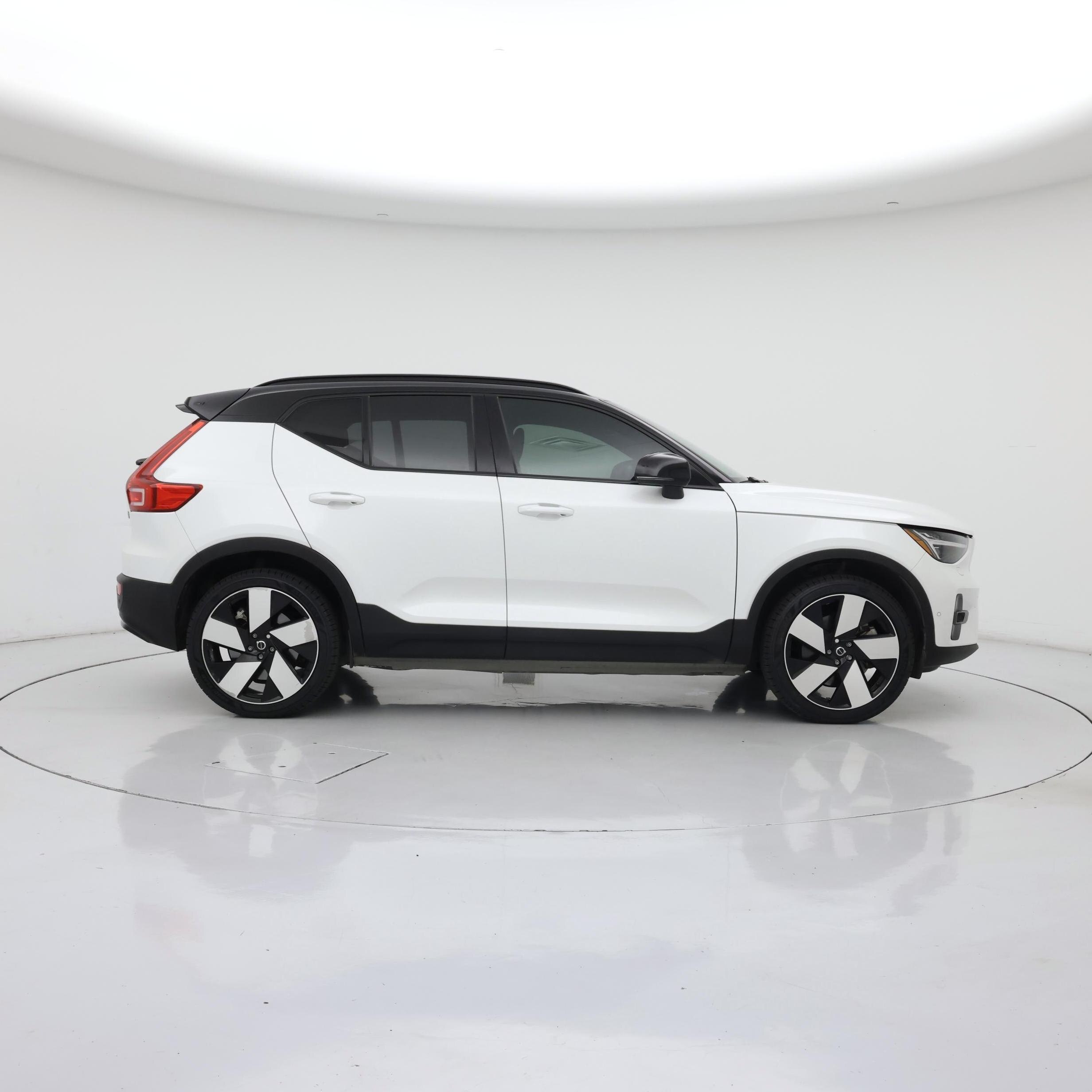 Thumbnail: 2023 Volvo XC40 - 7