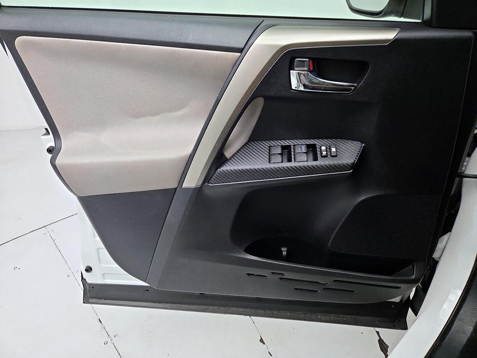 Thumbnail: 2015 Toyota RAV4 - 12