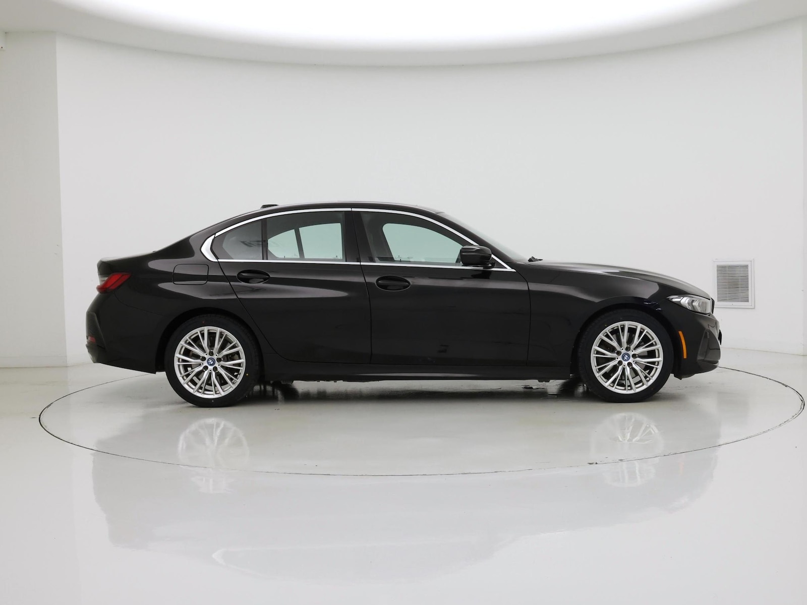 2024 BMW 3 Series 330e - Photo 8