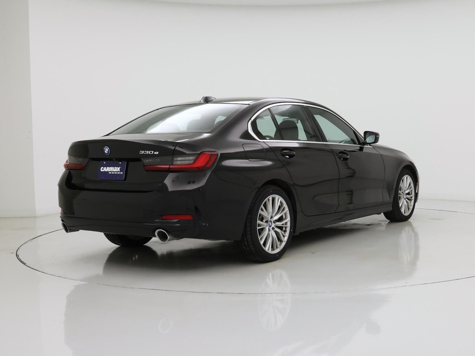 2024 BMW 3 Series 330e - Photo 9