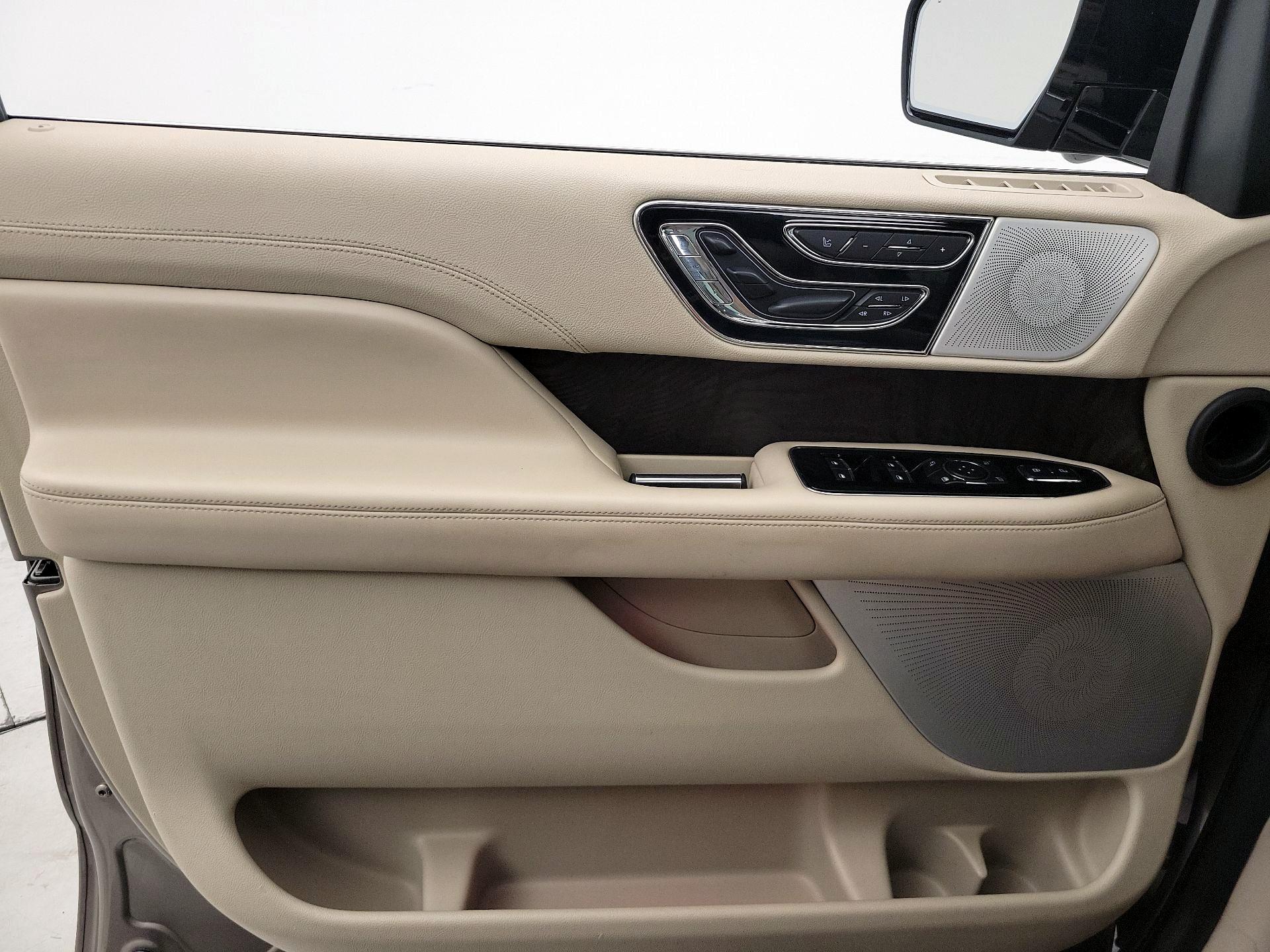 Thumbnail: 2020 Lincoln Navigator - 12