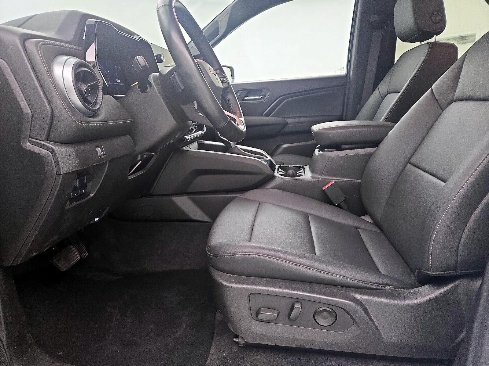 2025 Chevrolet Colorado LT - Photo 12