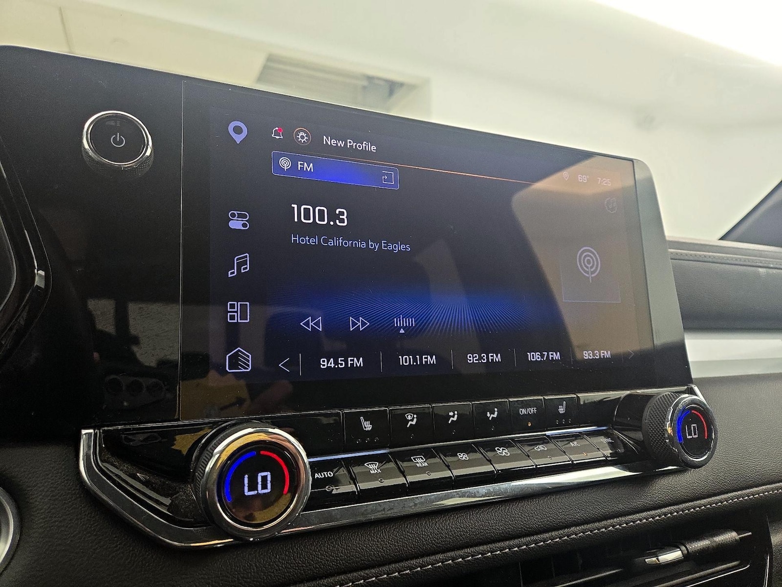 2025 Chevrolet Colorado LT - Photo 17