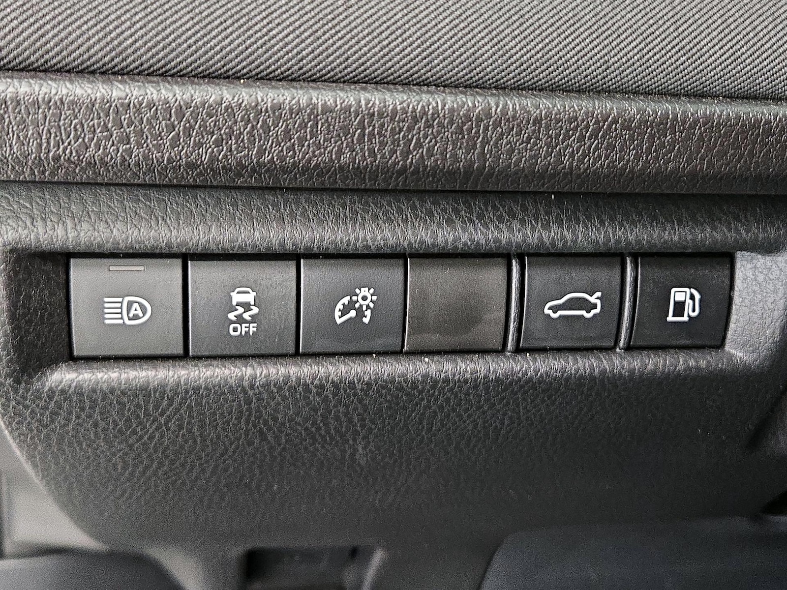 2026 Toyota Camry LE - Photo 14