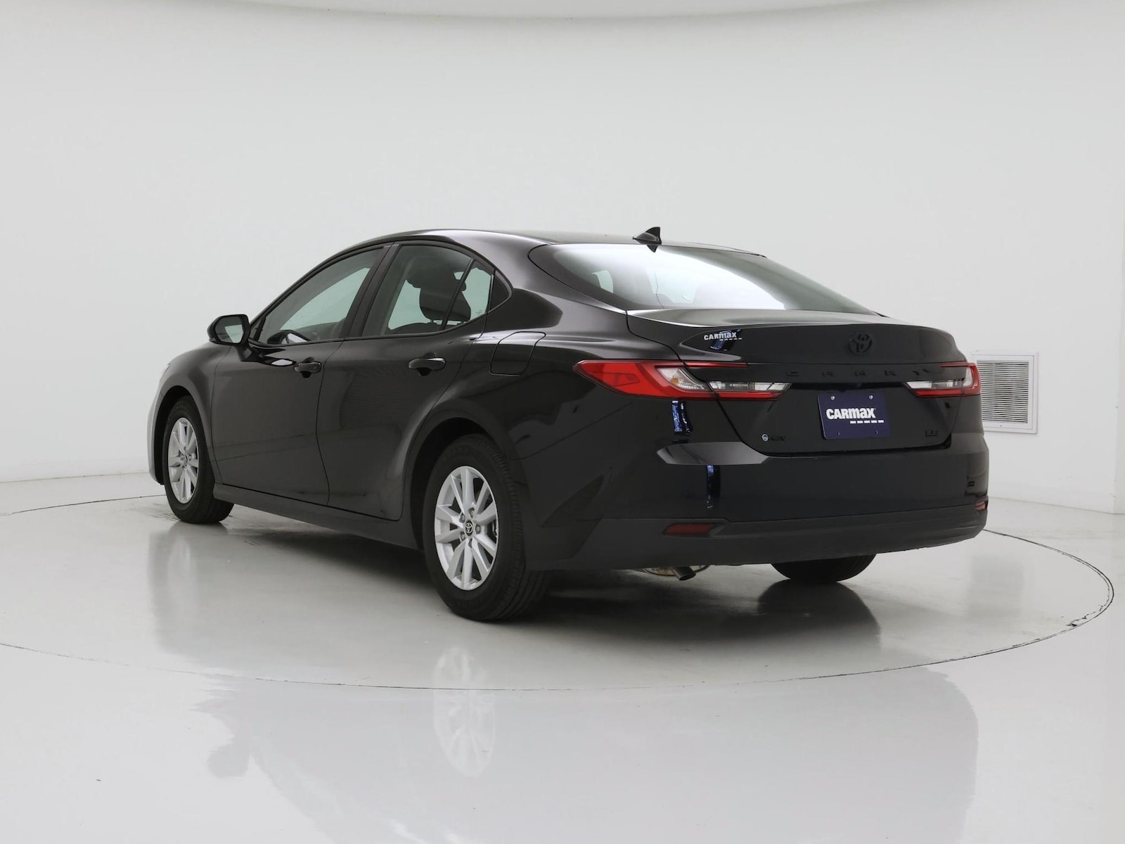 2026 Toyota Camry LE - Photo 3