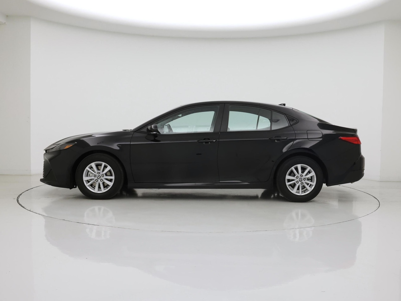 2026 Toyota Camry LE - Photo 4