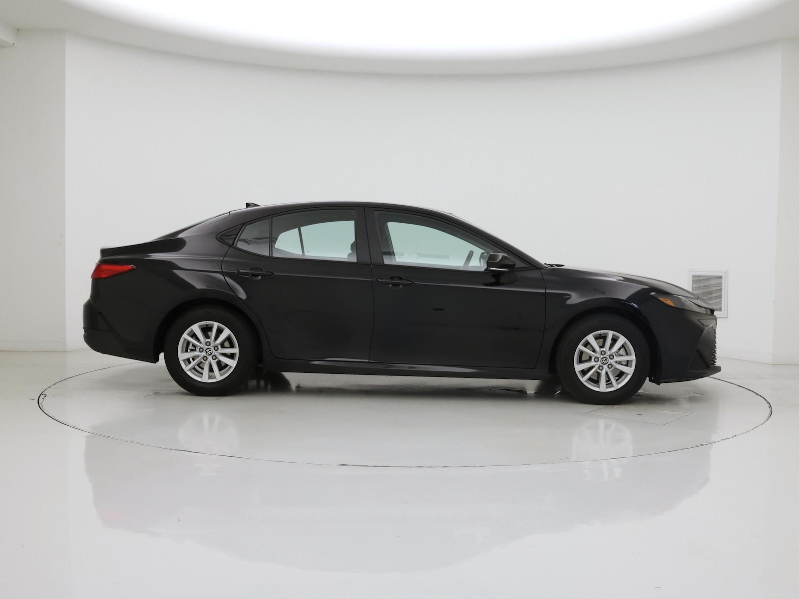 2026 Toyota Camry LE - Photo 8